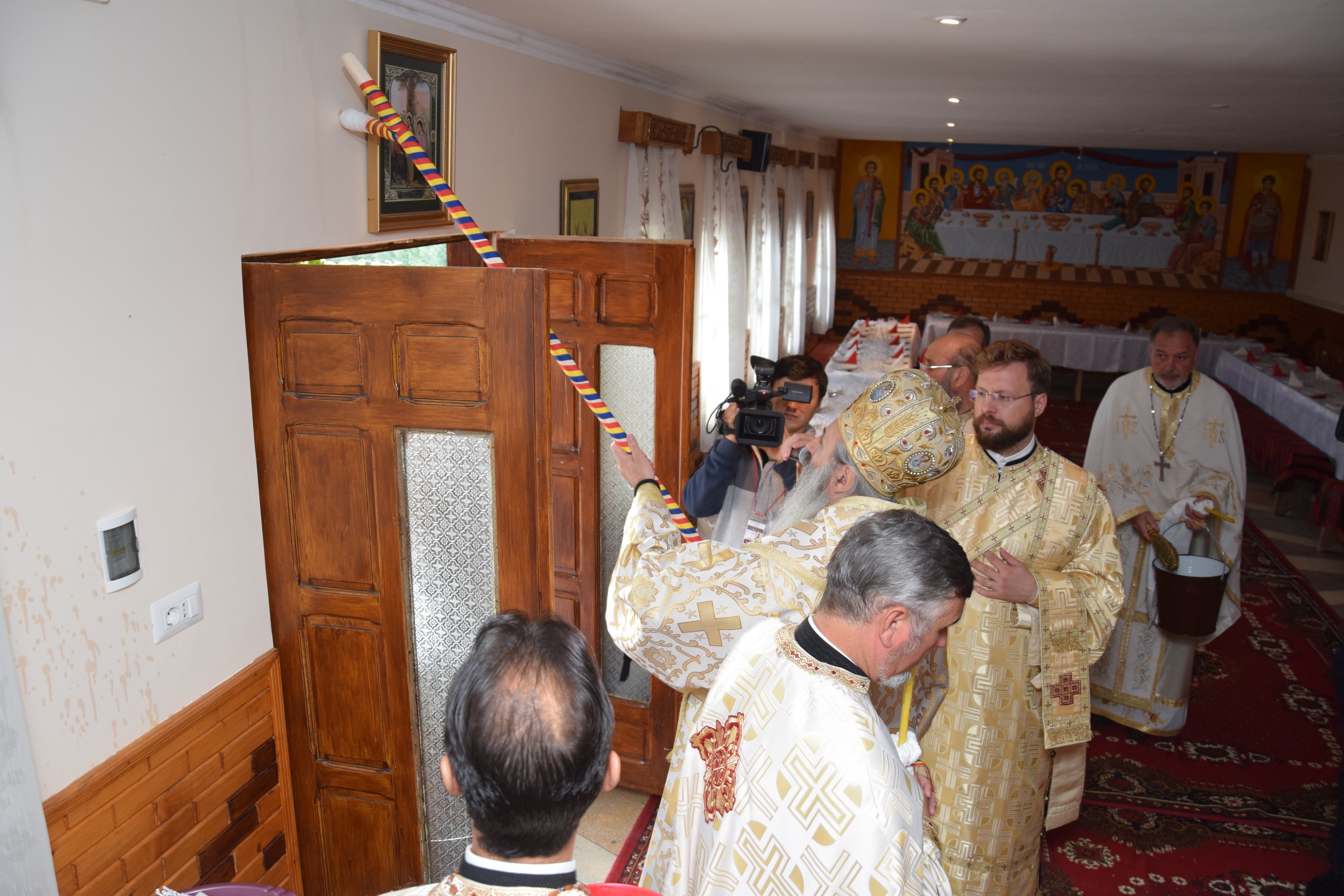 Sărbătoare la Negulești: IPS Mitropolit Teofan a resfințit biserica parohială