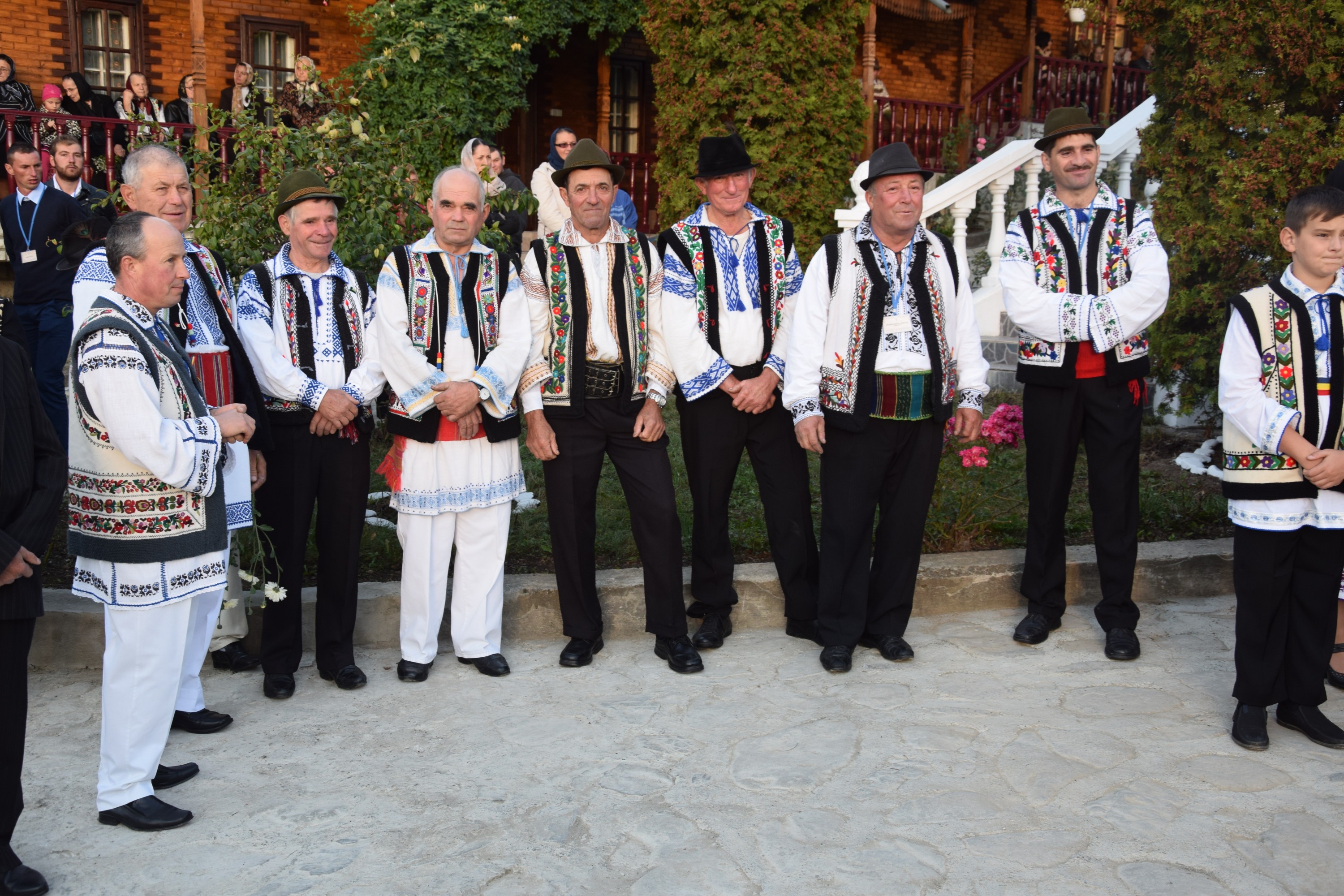 Sărbătoare la Negulești: IPS Mitropolit Teofan a resfințit biserica parohială