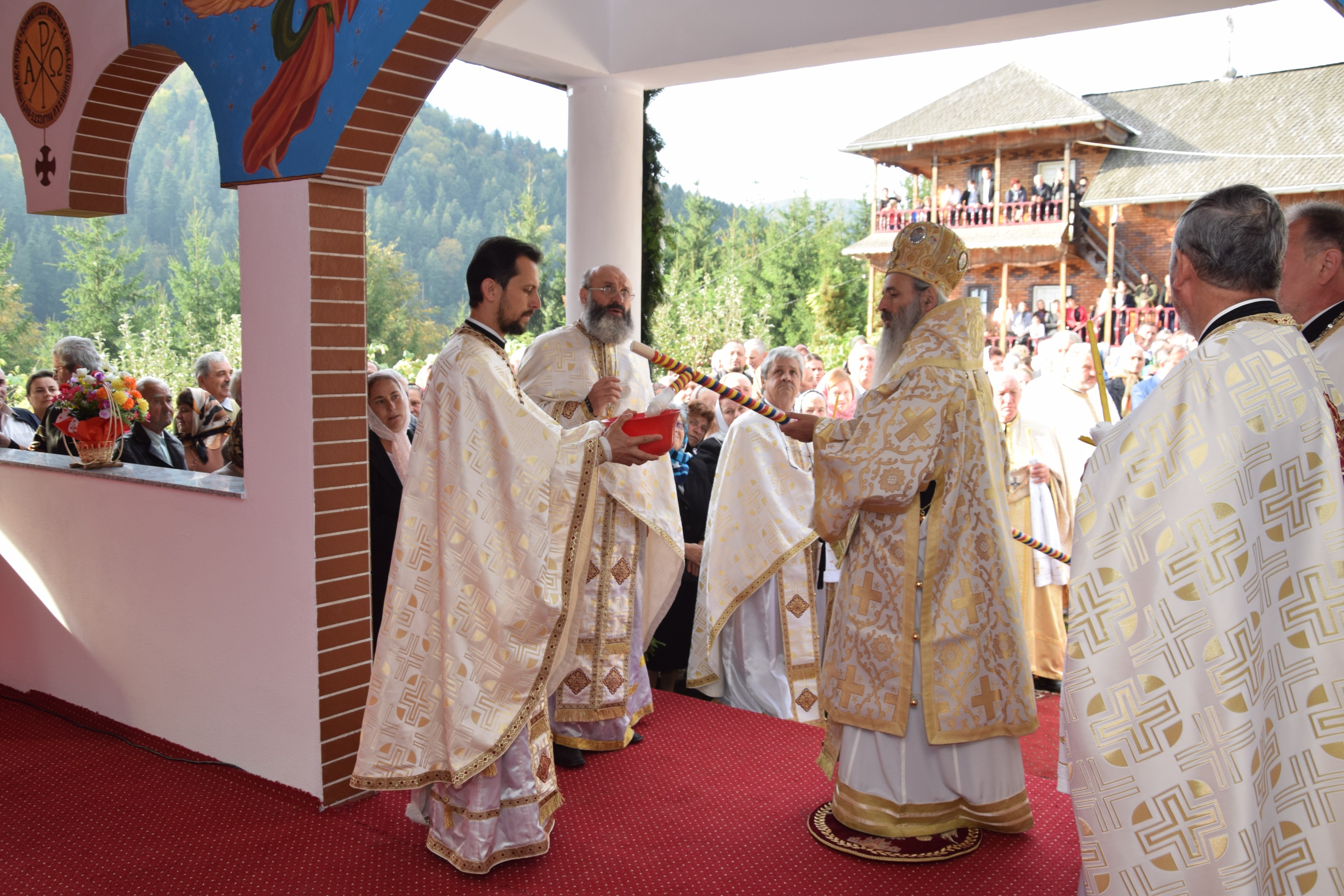 Sărbătoare la Negulești: IPS Mitropolit Teofan a resfințit biserica parohială