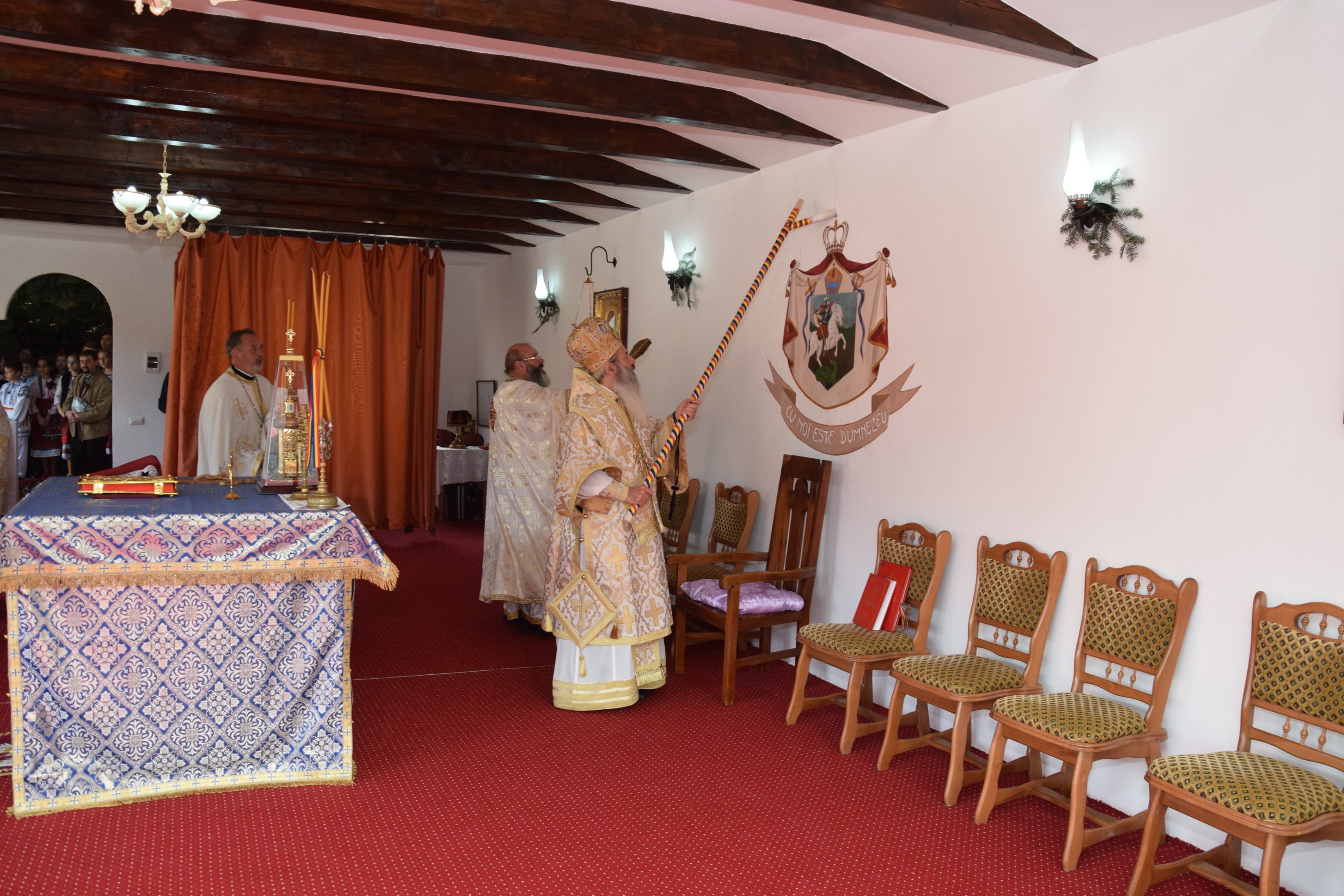 Sărbătoare la Negulești: IPS Mitropolit Teofan a resfințit biserica parohială