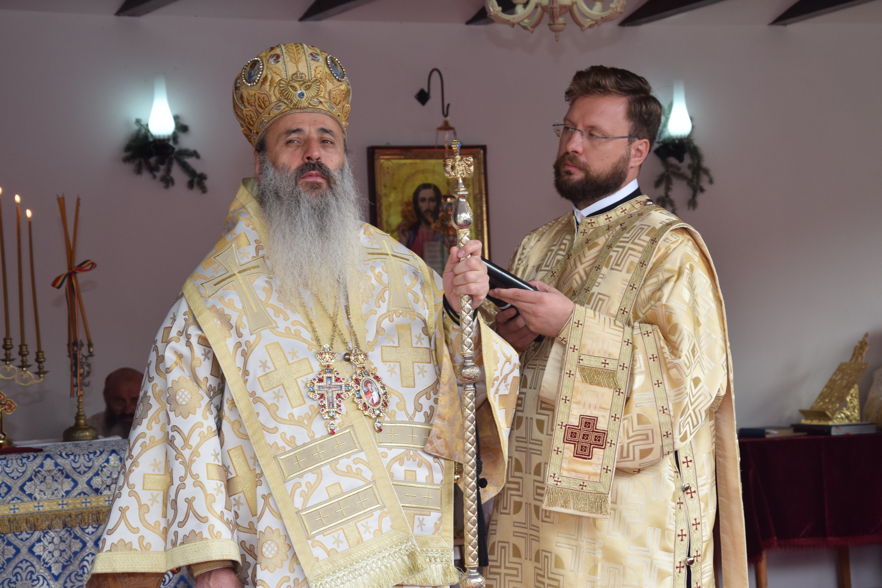 Sărbătoare la Negulești: IPS Mitropolit Teofan a resfințit biserica parohială