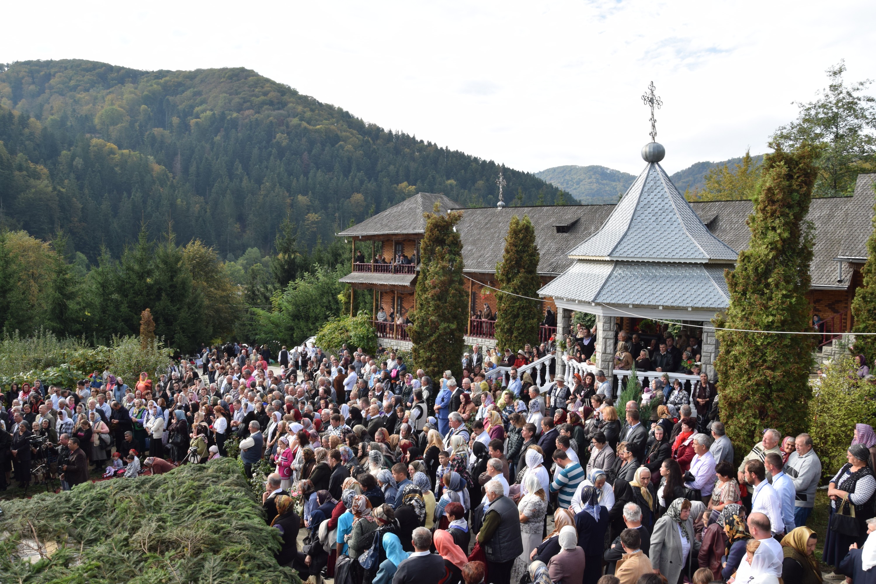 Sărbătoare la Negulești: IPS Mitropolit Teofan a resfințit biserica parohială