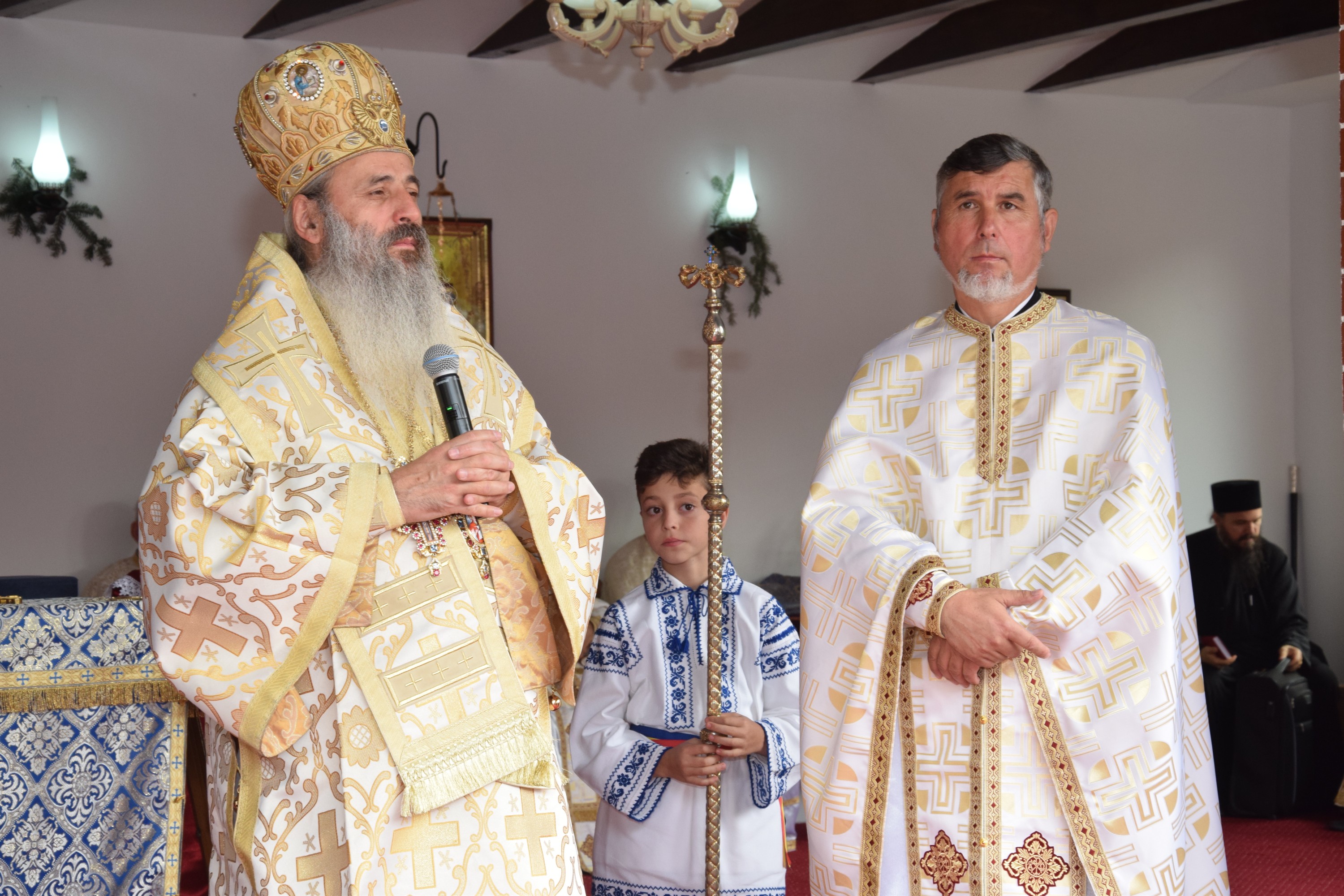 Sărbătoare la Negulești: IPS Mitropolit Teofan a resfințit biserica parohială