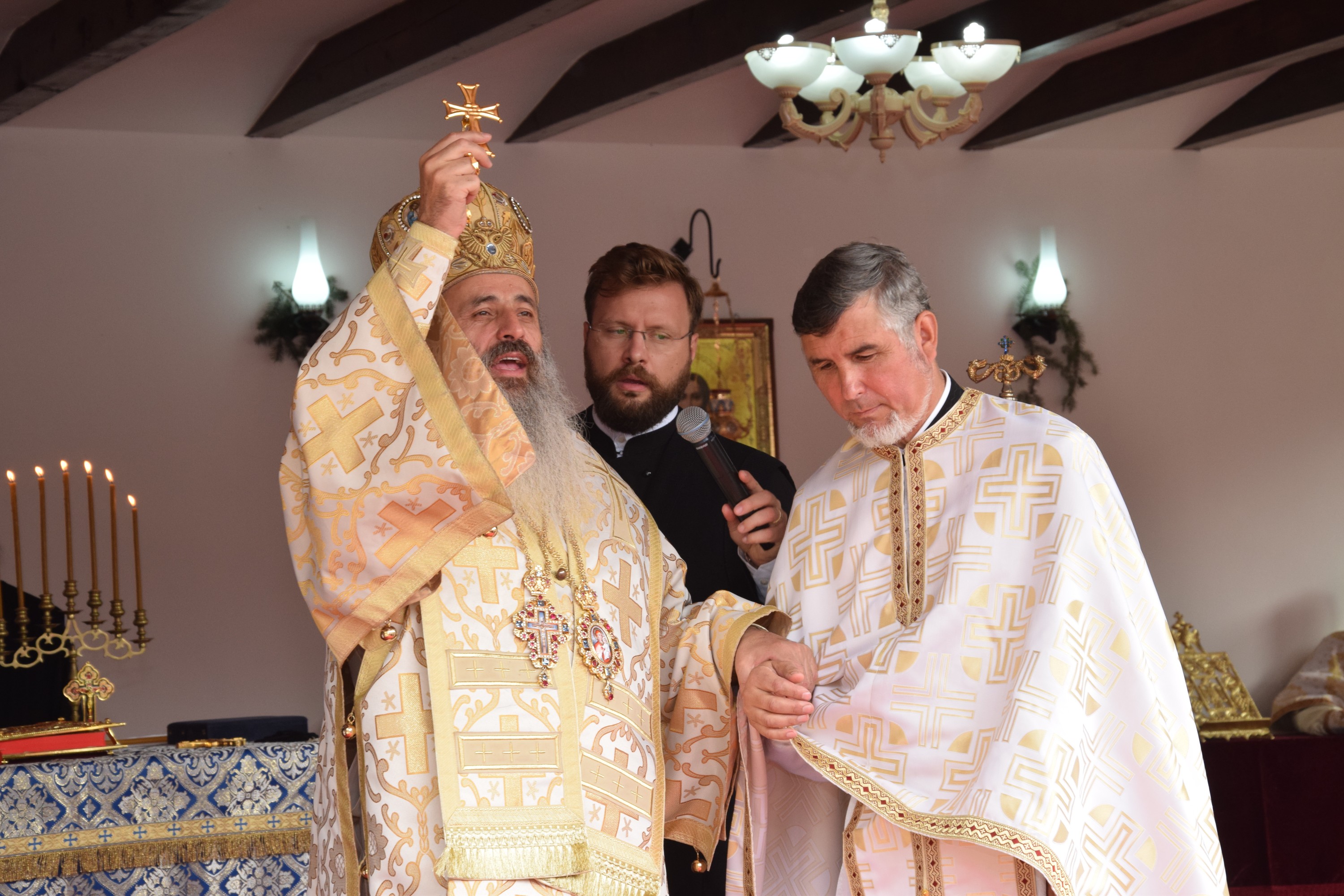 Sărbătoare la Negulești: IPS Mitropolit Teofan a resfințit biserica parohială