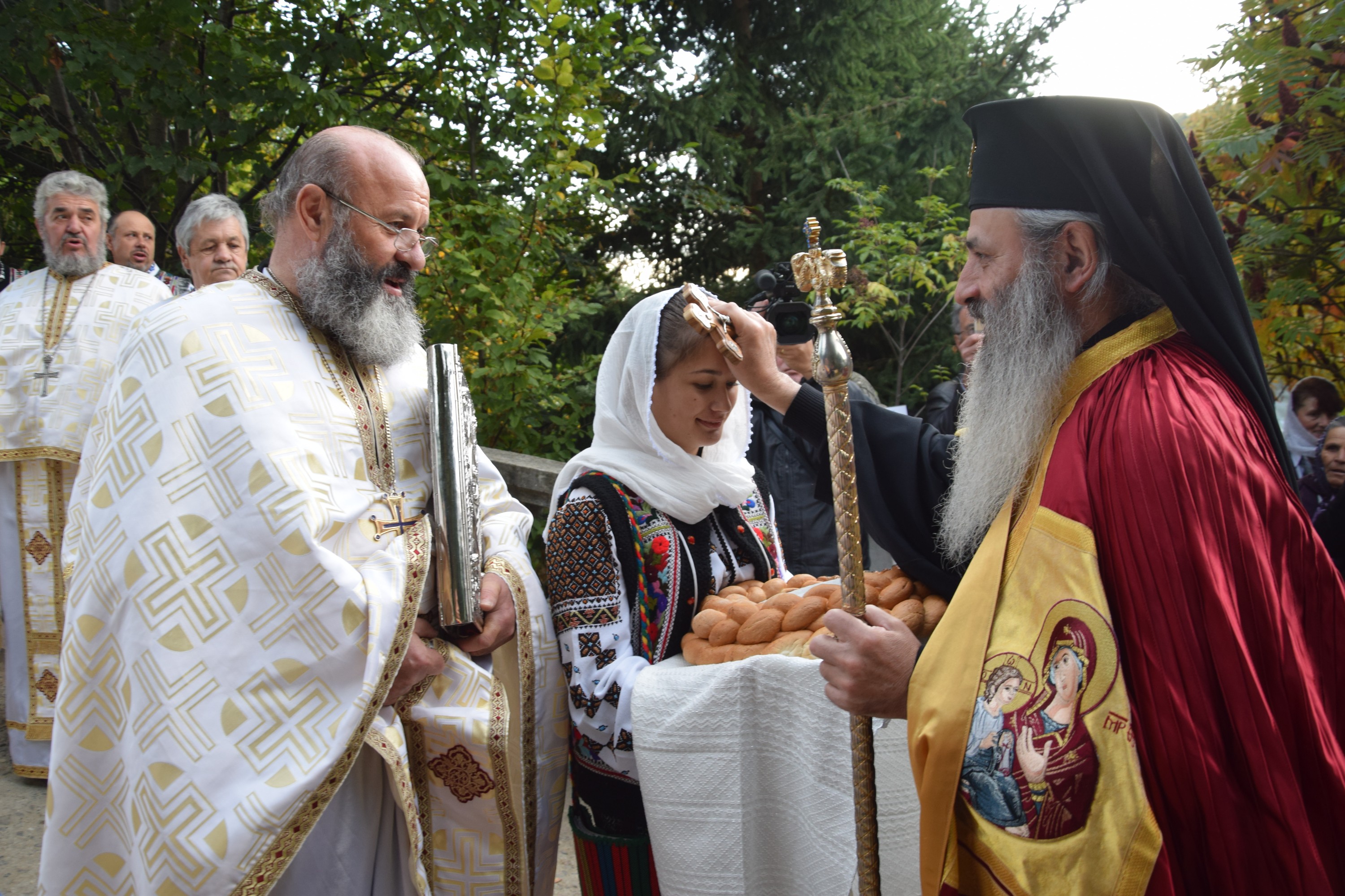 Sărbătoare la Negulești: IPS Mitropolit Teofan a resfințit biserica parohială