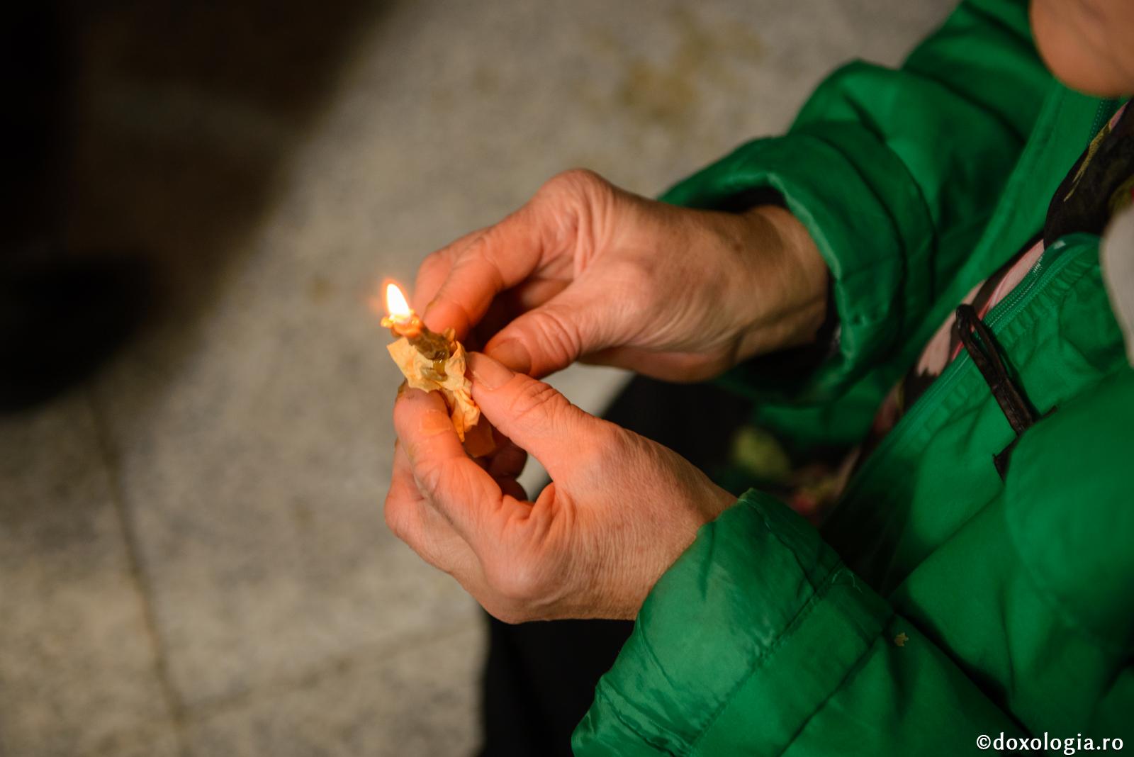 A trăi pentru Dumnezeu, de dragul lui Dumnezeu și spre slava lui Dumnezeu: iată mântuirea / Foto: Oana Nechifor lumânare aprinsă în mână
