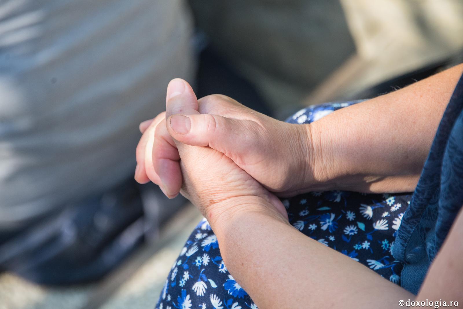 mâini împreunate