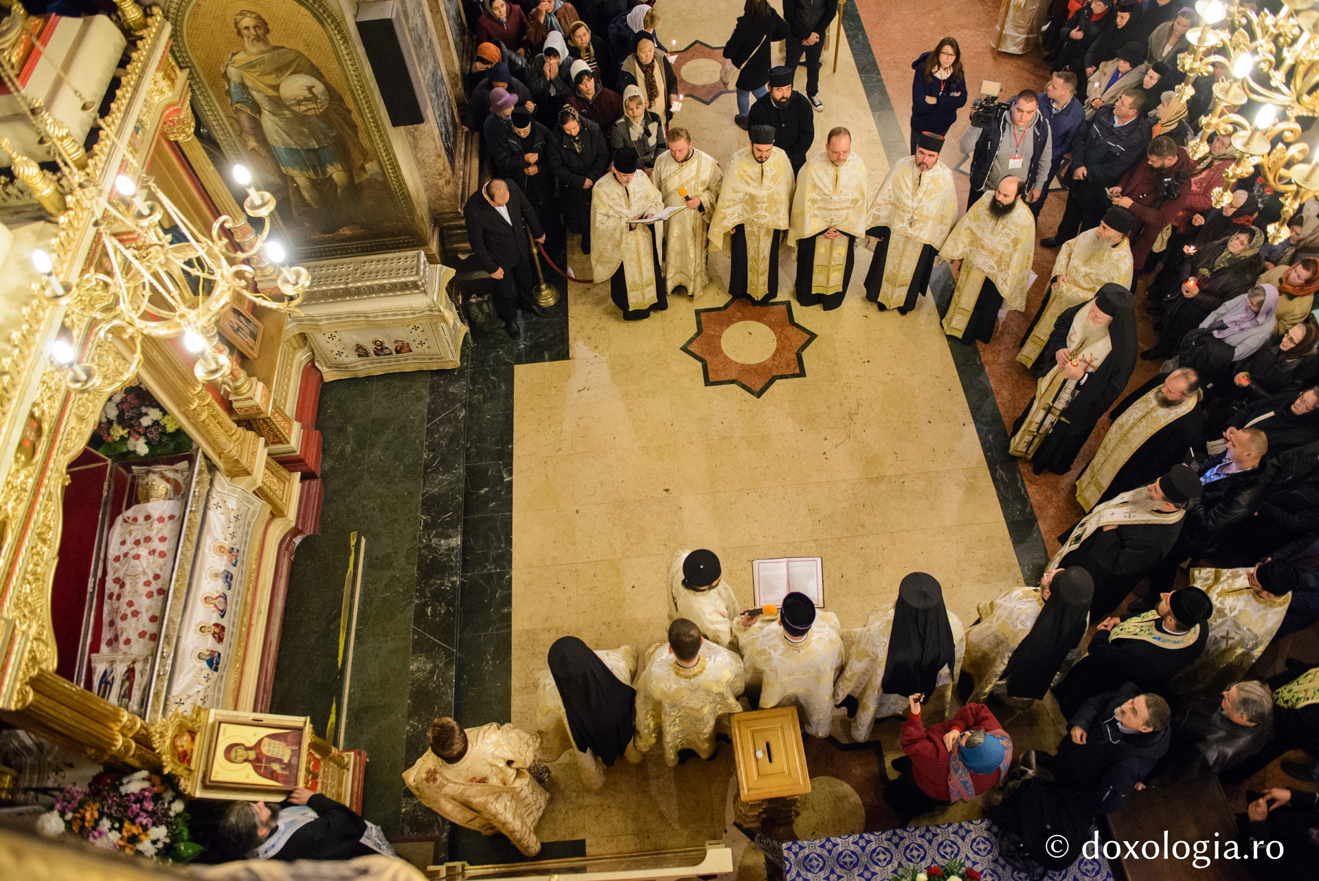 Procesiunea de scoatere a raclei Sfintei Cuvioase Parascheva - galerie FOTO