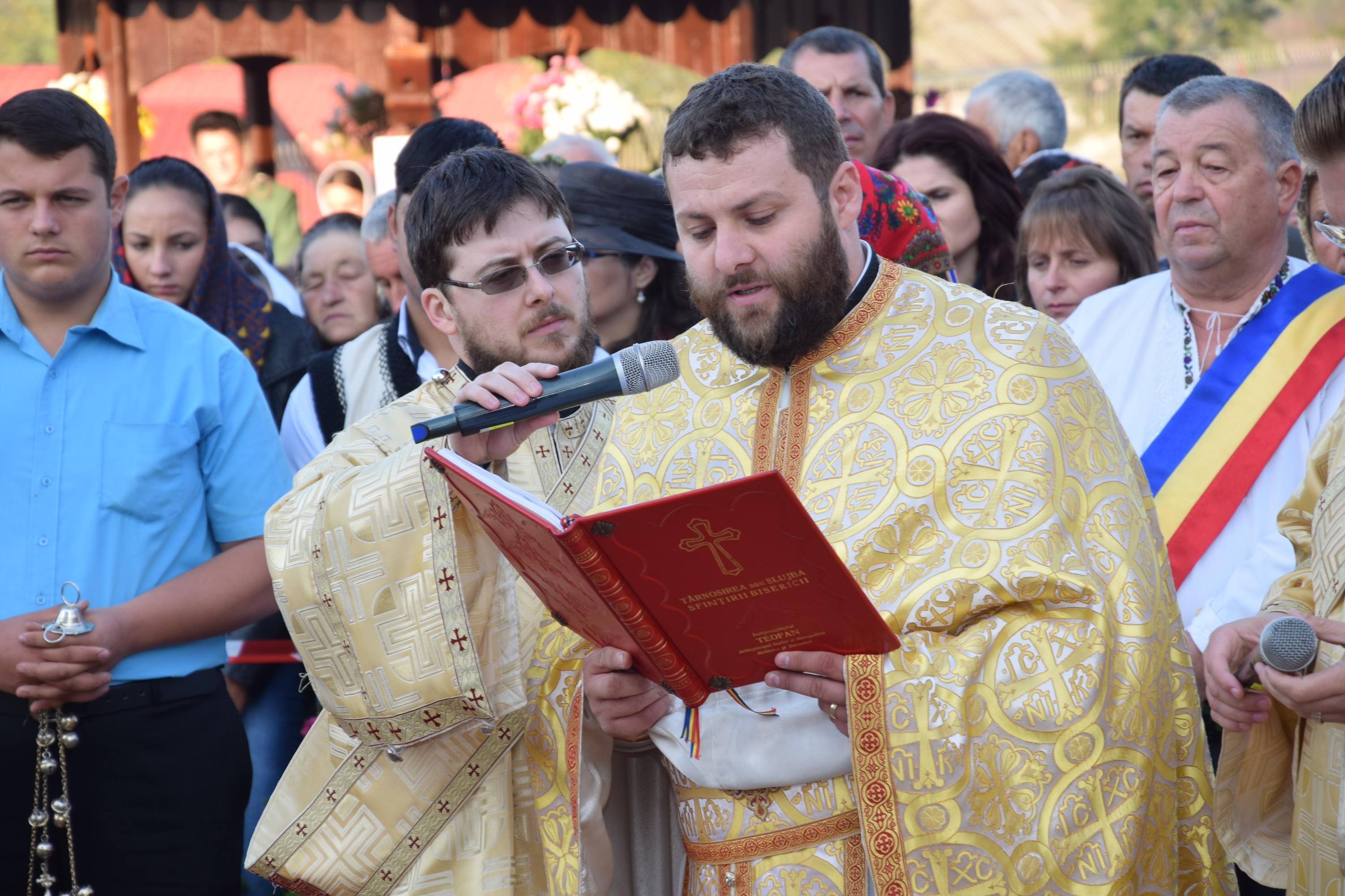 Sfințire de biserică la Balta Arsă (Galerie foto)