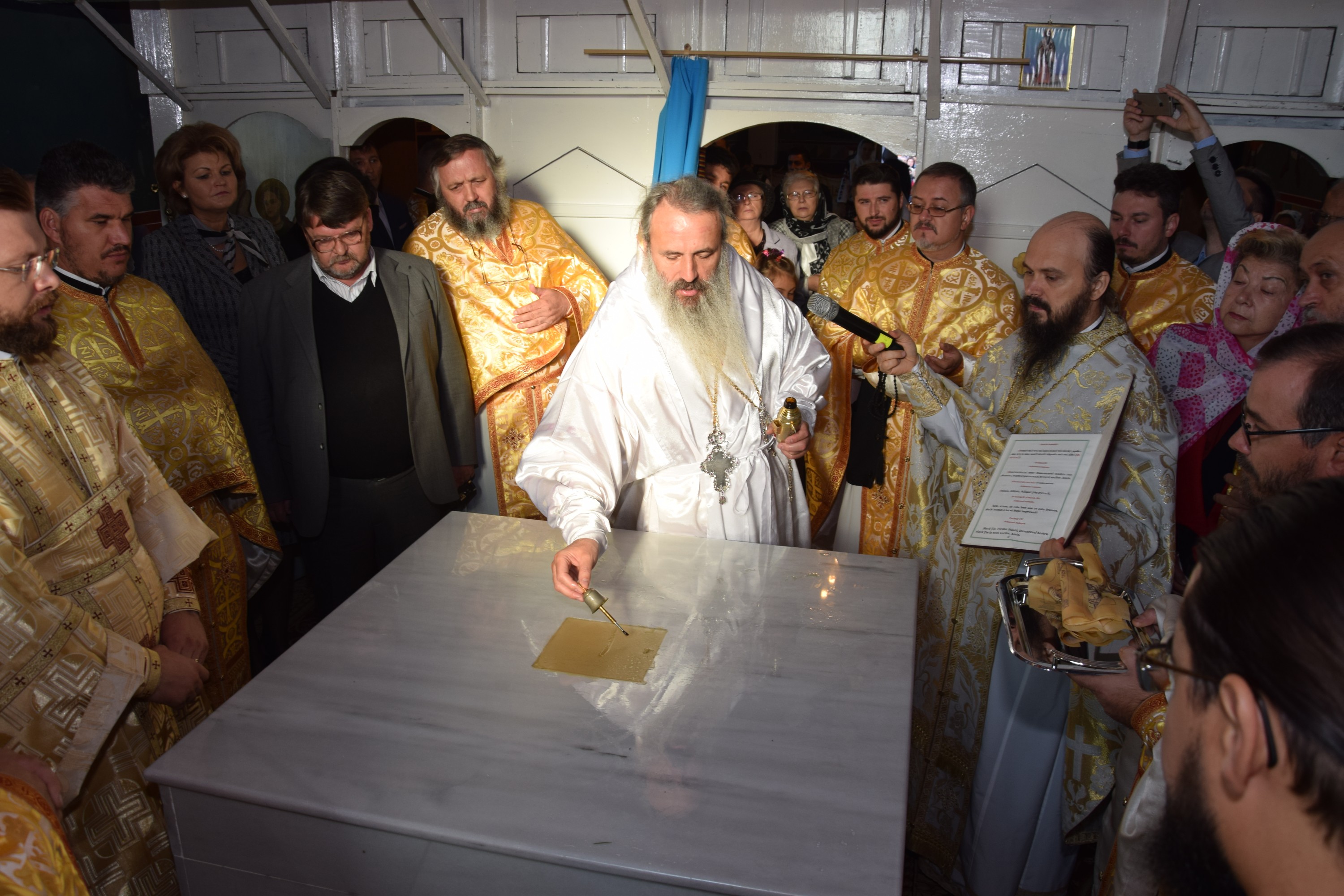 Sfințire de biserică la Balta Arsă (Galerie foto)