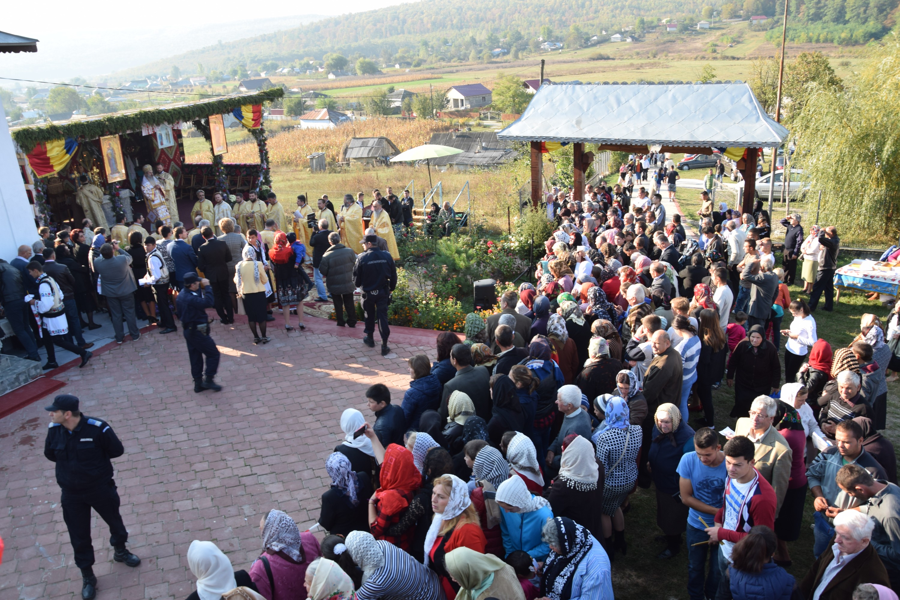 Sfințire de biserică la Balta Arsă (Galerie foto)