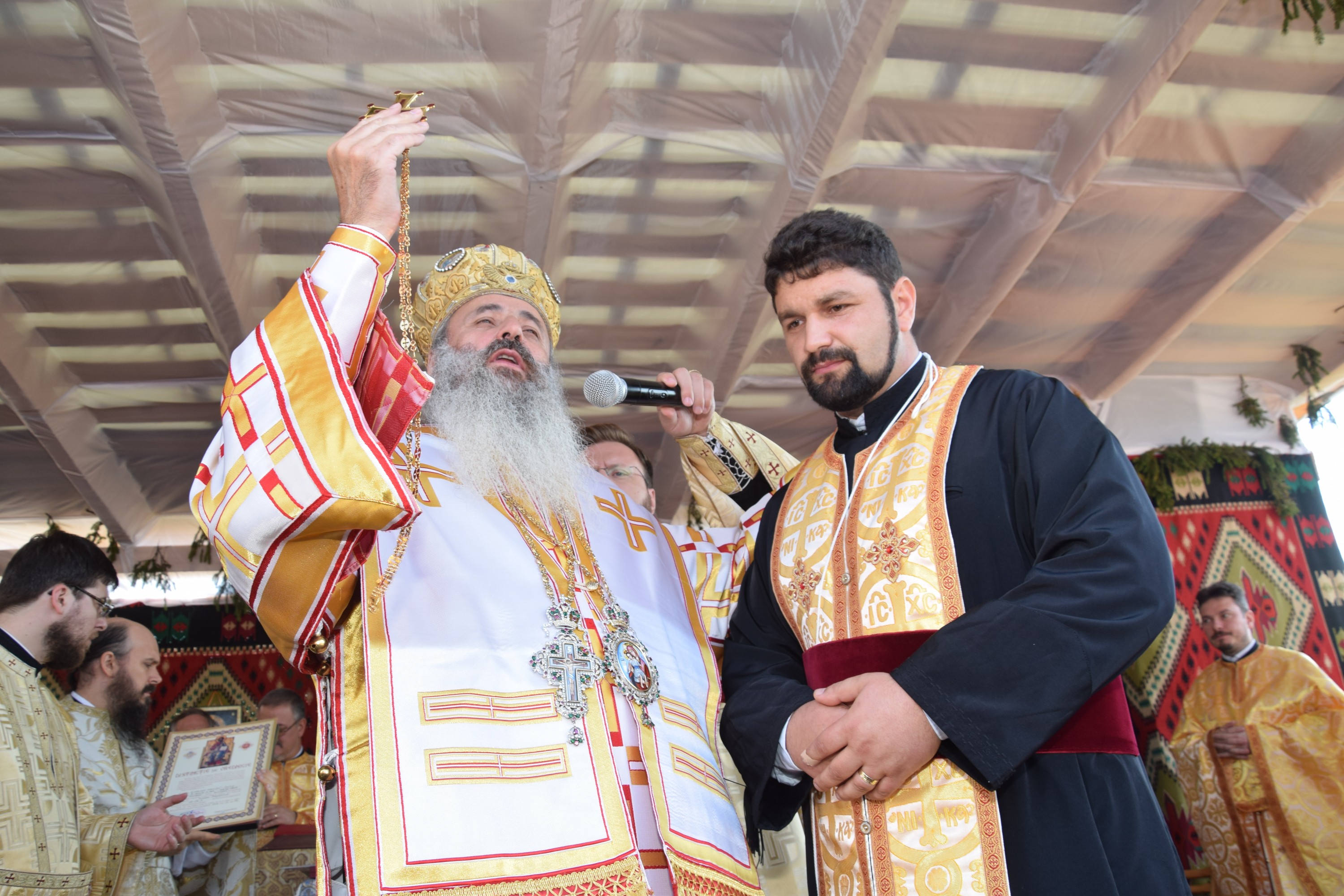 Sfințire de biserică la Balta Arsă (Galerie foto)