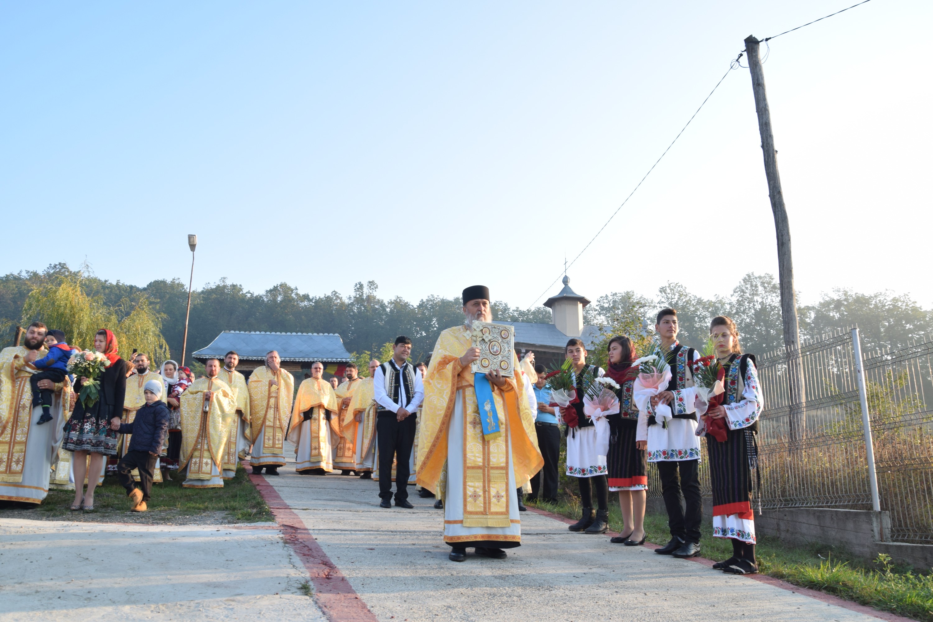 Sfințire de biserică la Balta Arsă (Galerie foto)