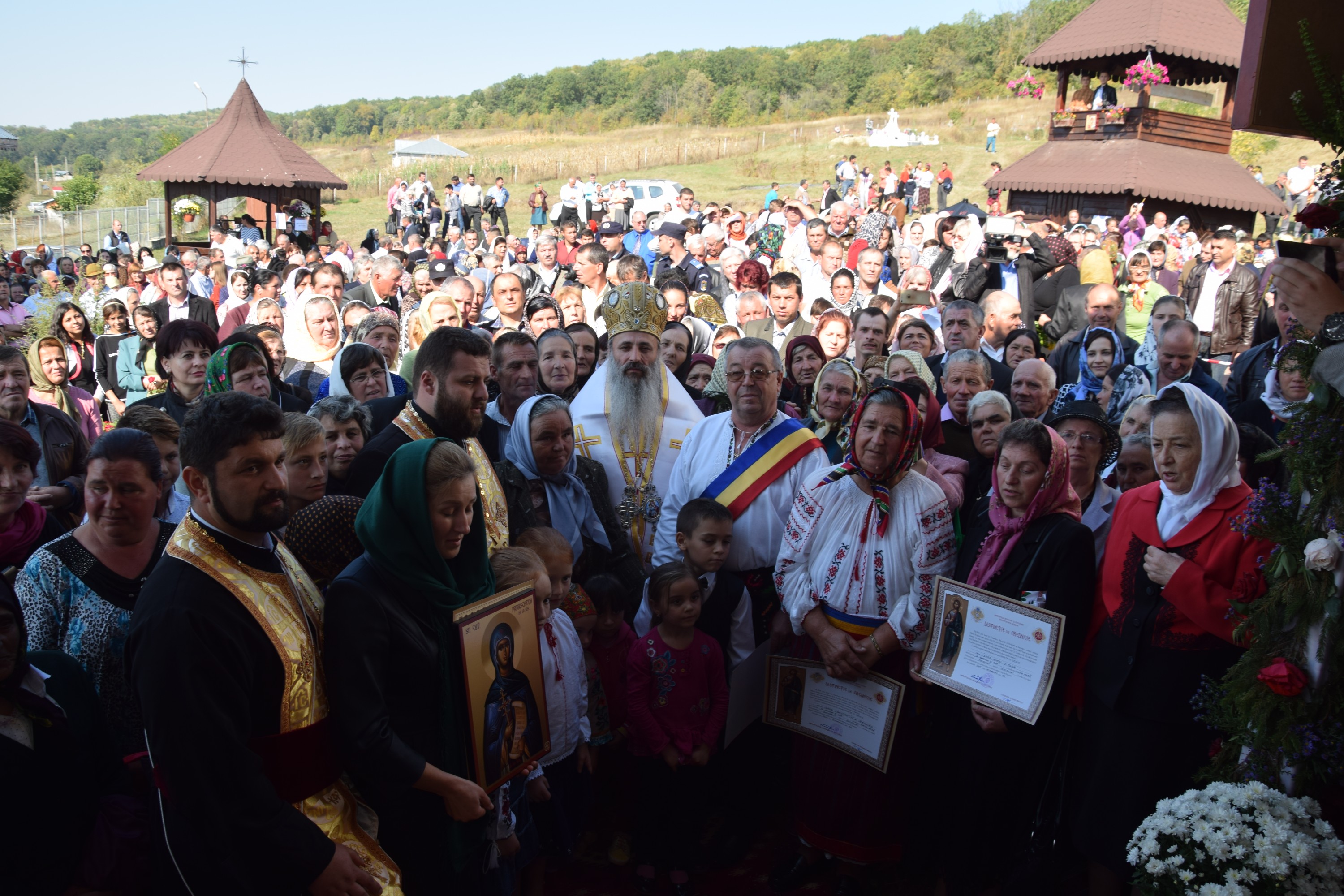 Sfințire de biserică la Balta Arsă (Galerie foto)