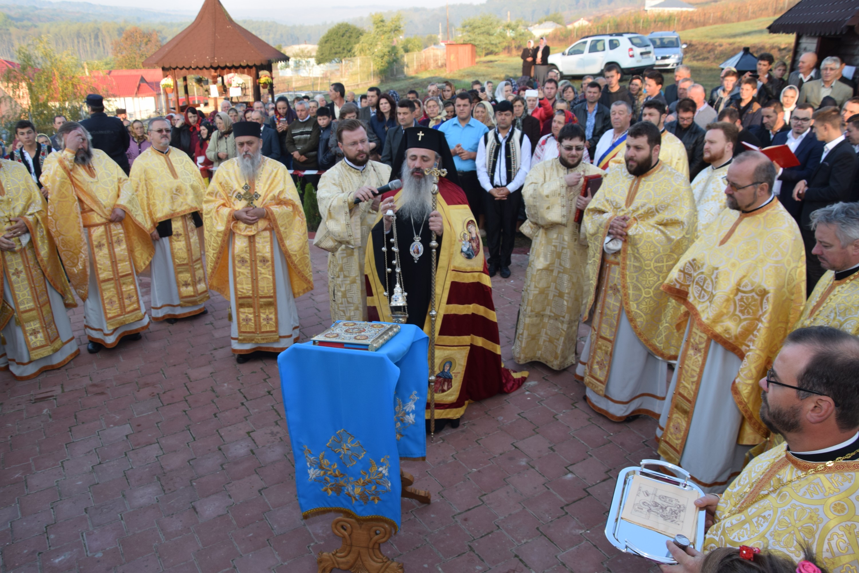 Sfințire de biserică la Balta Arsă (Galerie foto)