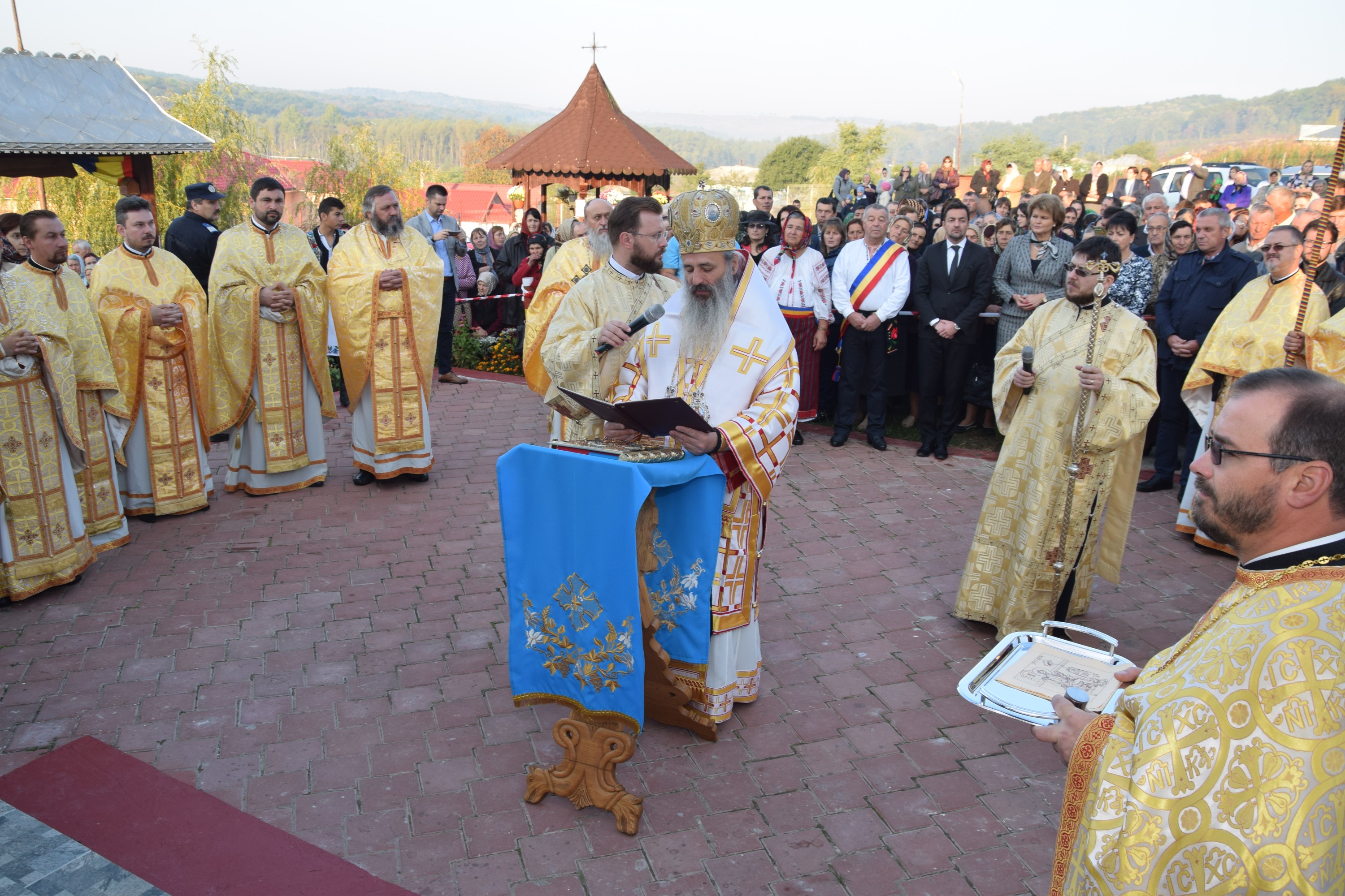 Sfințire de biserică la Balta Arsă (Galerie foto)