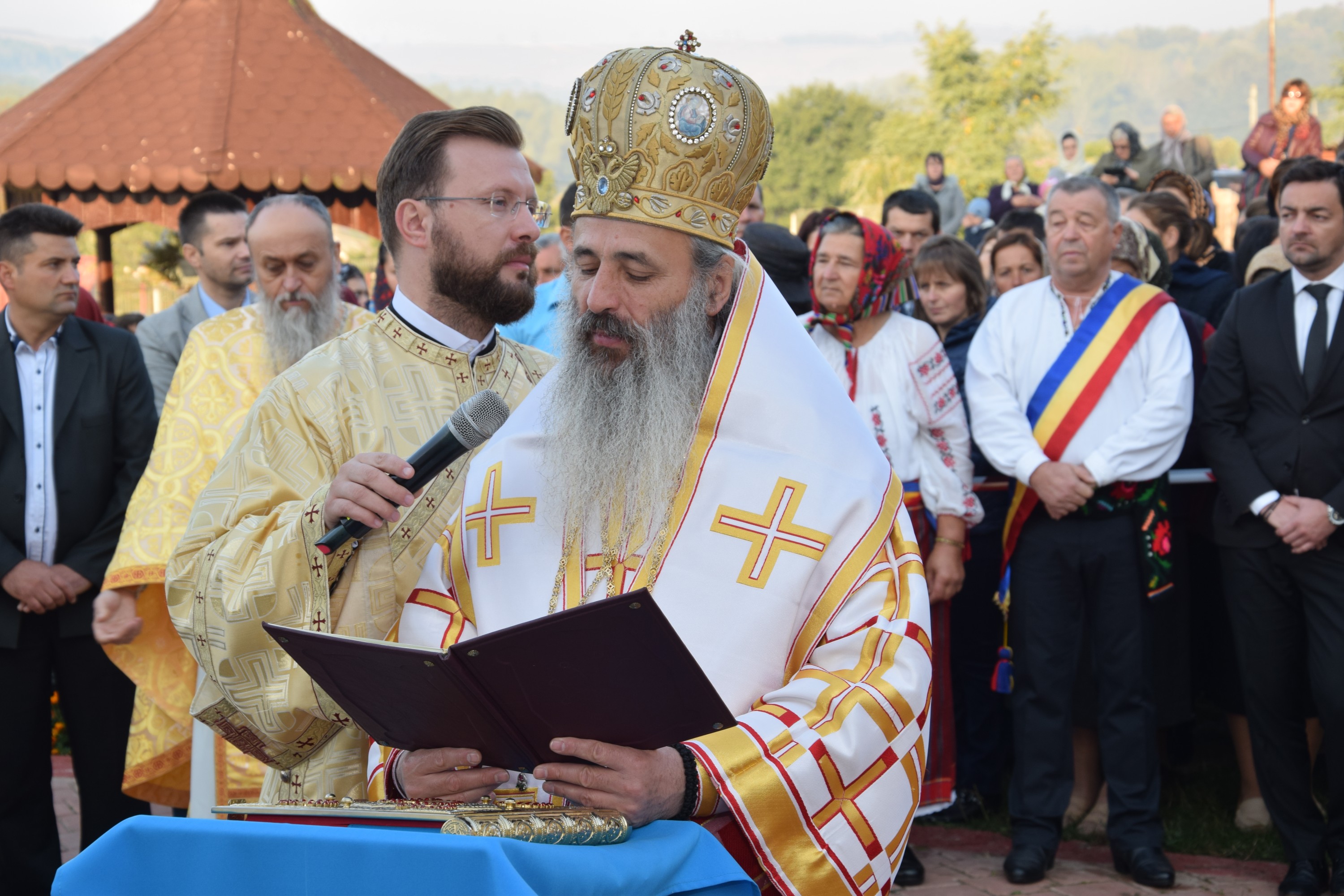 Sfințire de biserică la Balta Arsă (Galerie foto)