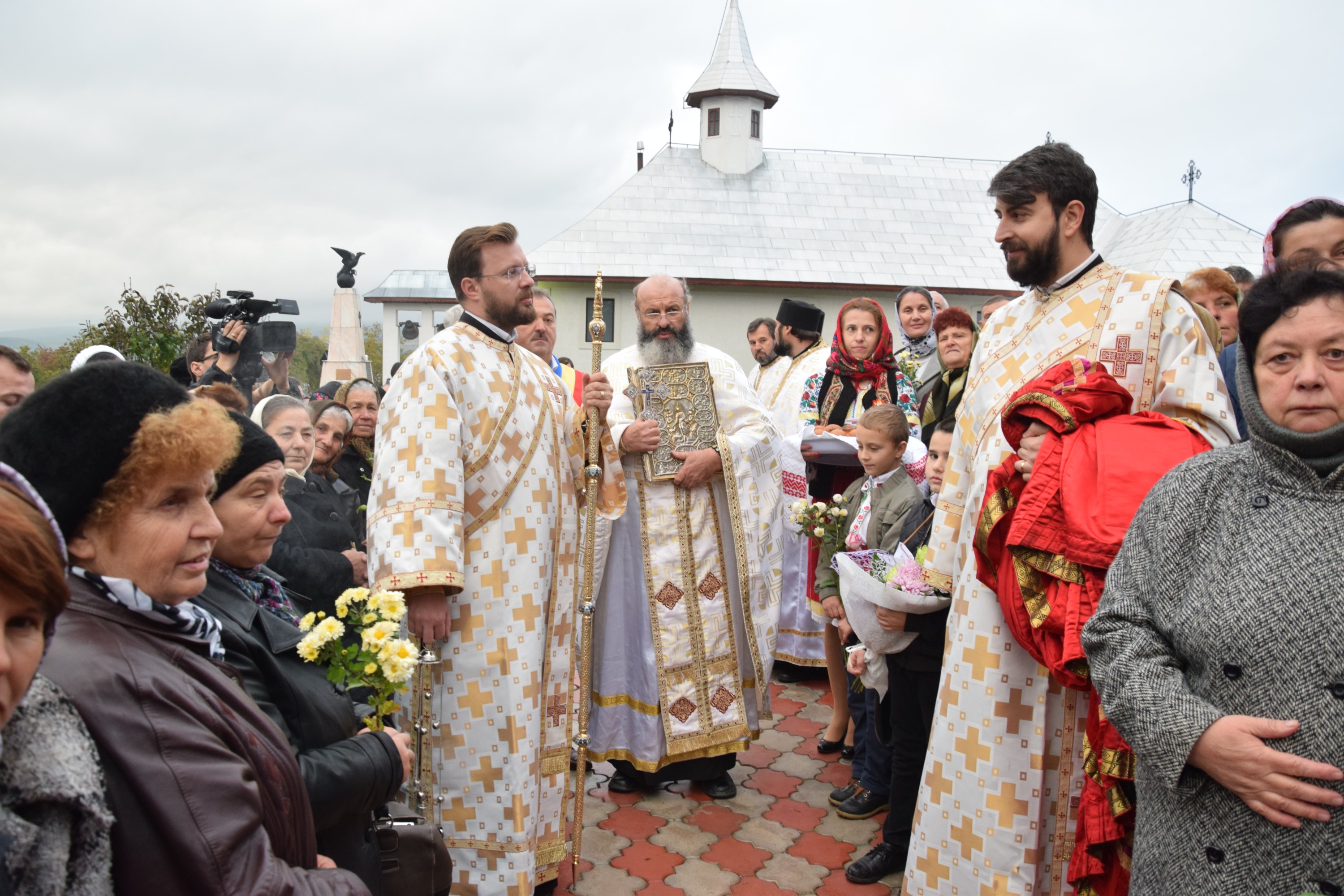 O nouă biserică închinată Sfintei Cuvioase Parascheva, sfințită de IPS Părinte Mitropolit Teofan O nouă biserică închinată Sfintei Cuvioase Parascheva, sfințită de IPS Părinte Mitropolit Teofan
