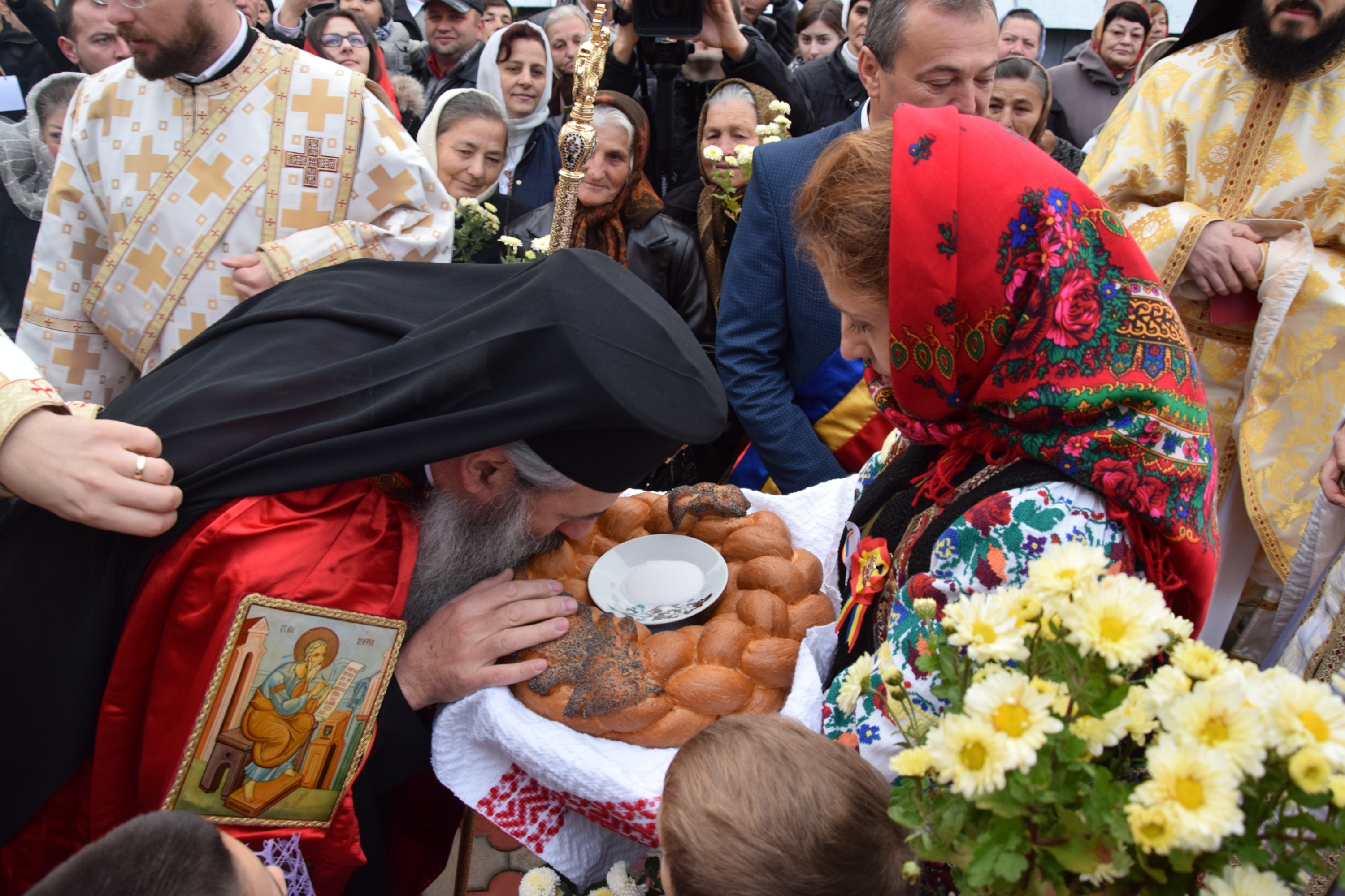 O nouă biserică închinată Sfintei Cuvioase Parascheva, sfințită de IPS Părinte Mitropolit Teofan O nouă biserică închinată Sfintei Cuvioase Parascheva, sfințită de IPS Părinte Mitropolit Teofan