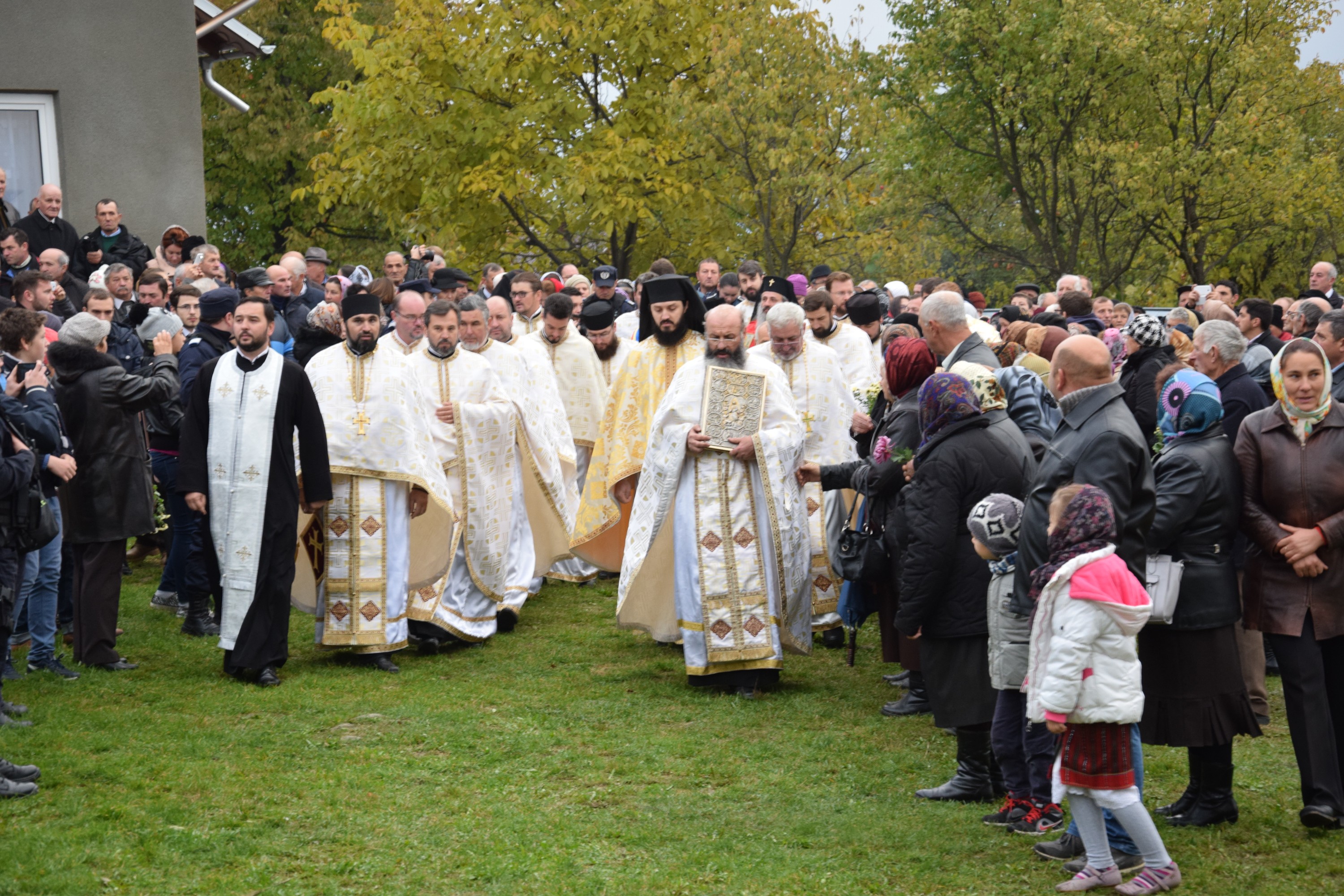O nouă biserică închinată Sfintei Cuvioase Parascheva, sfințită de IPS Părinte Mitropolit Teofan O nouă biserică închinată Sfintei Cuvioase Parascheva, sfințită de IPS Părinte Mitropolit Teofan