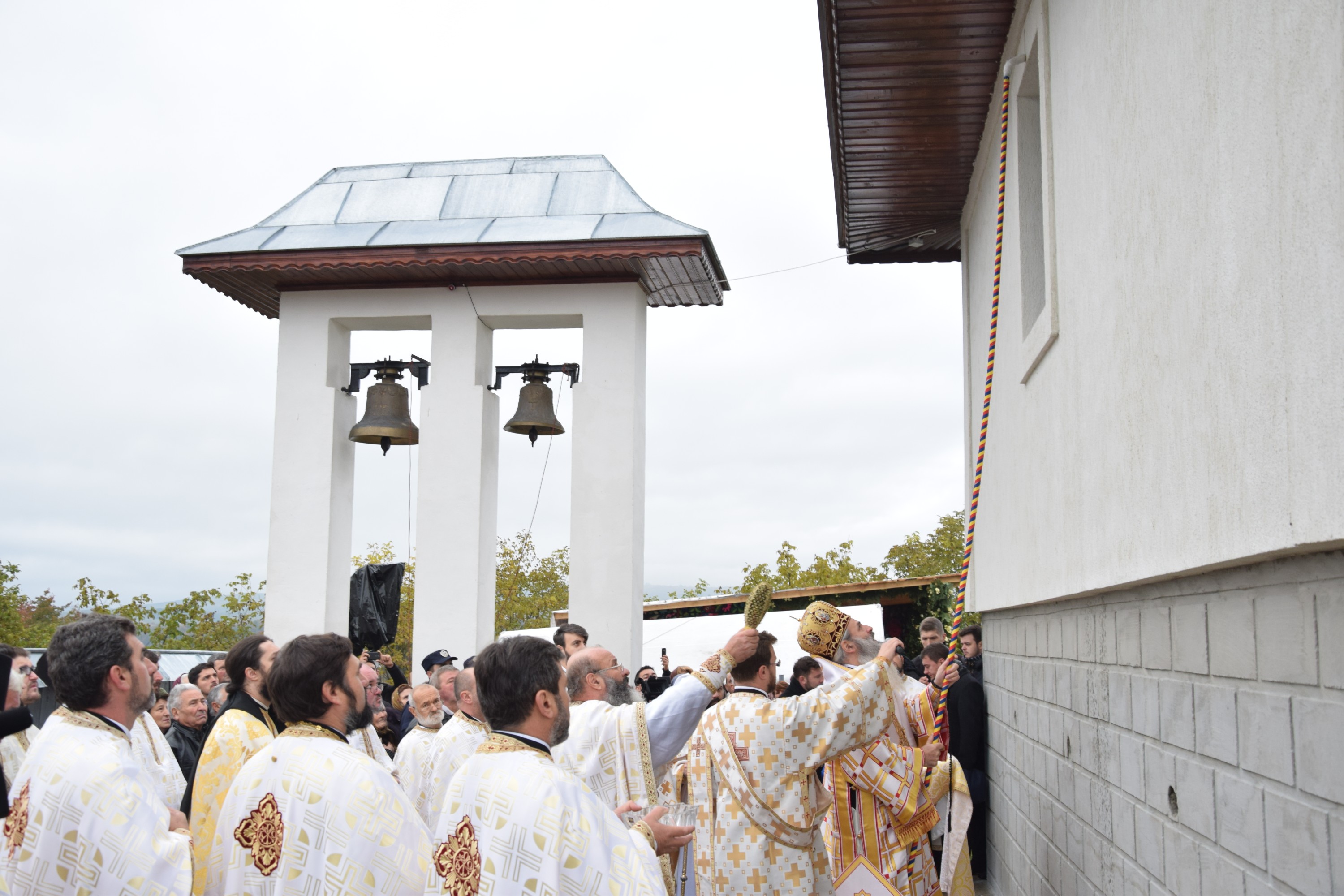 O nouă biserică închinată Sfintei Cuvioase Parascheva, sfințită de IPS Părinte Mitropolit Teofan O nouă biserică închinată Sfintei Cuvioase Parascheva, sfințită de IPS Părinte Mitropolit Teofan