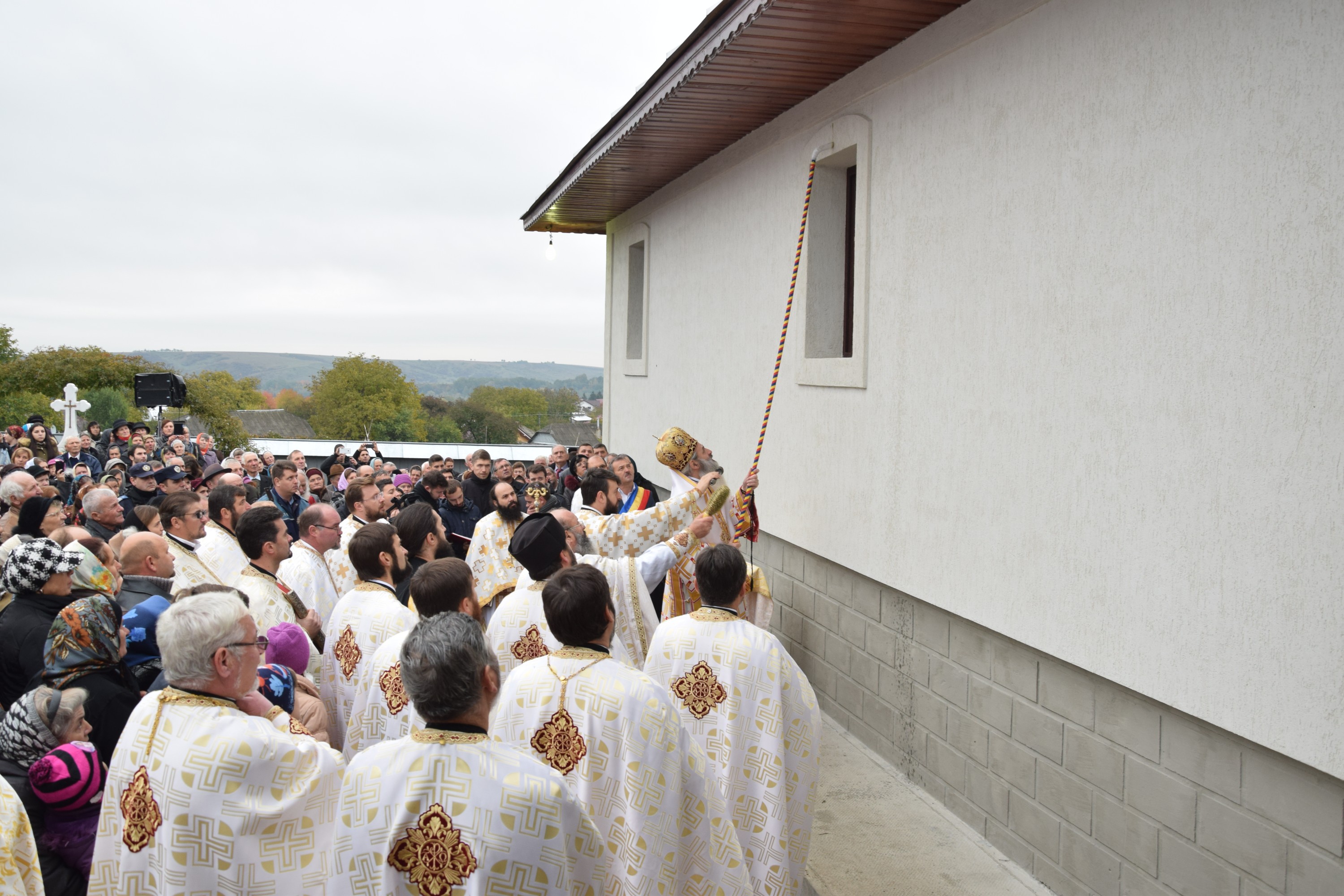 O nouă biserică închinată Sfintei Cuvioase Parascheva, sfințită de IPS Părinte Mitropolit Teofan O nouă biserică închinată Sfintei Cuvioase Parascheva, sfințită de IPS Părinte Mitropolit Teofan