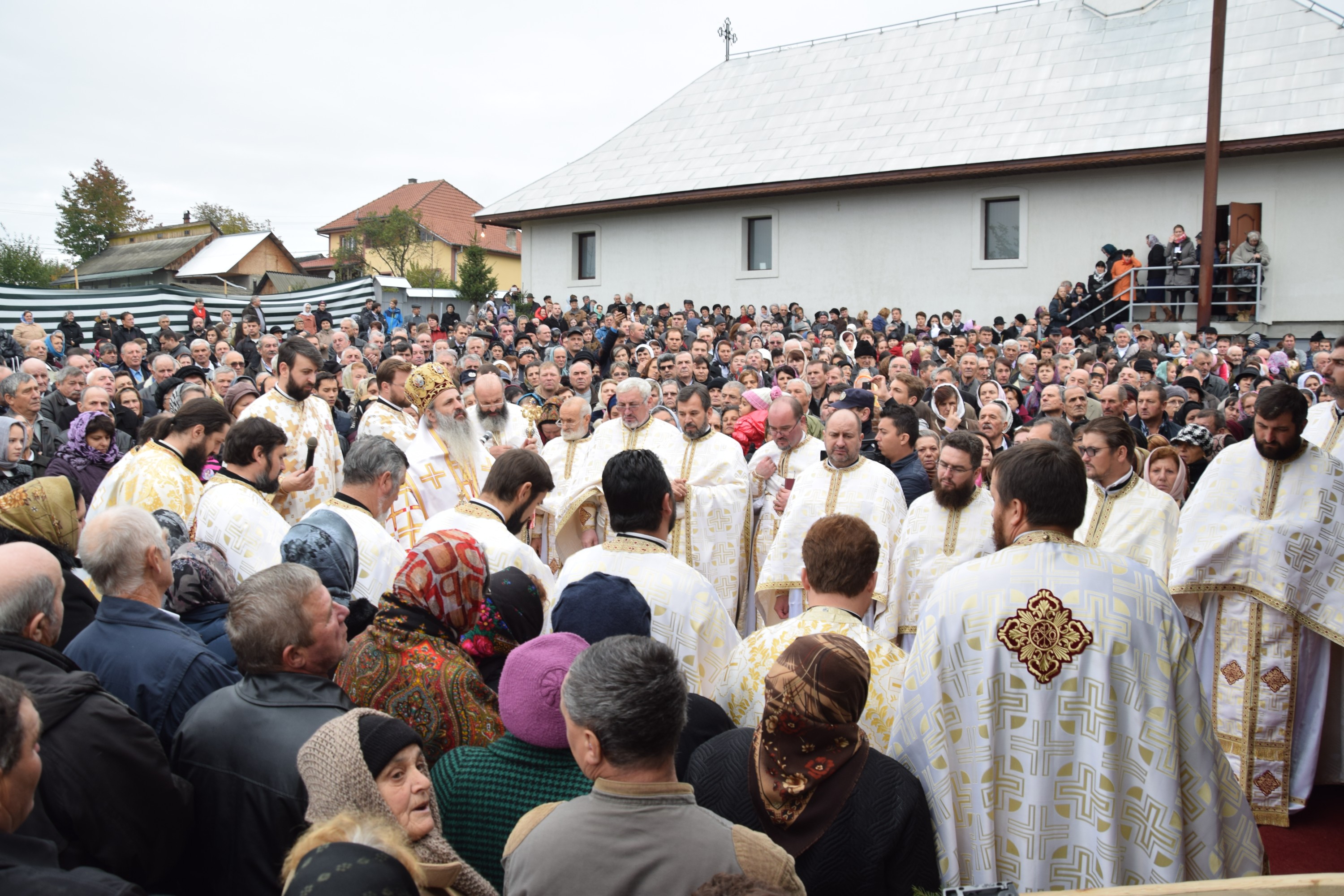 O nouă biserică închinată Sfintei Cuvioase Parascheva, sfințită de IPS Părinte Mitropolit Teofan O nouă biserică închinată Sfintei Cuvioase Parascheva, sfințită de IPS Părinte Mitropolit Teofan