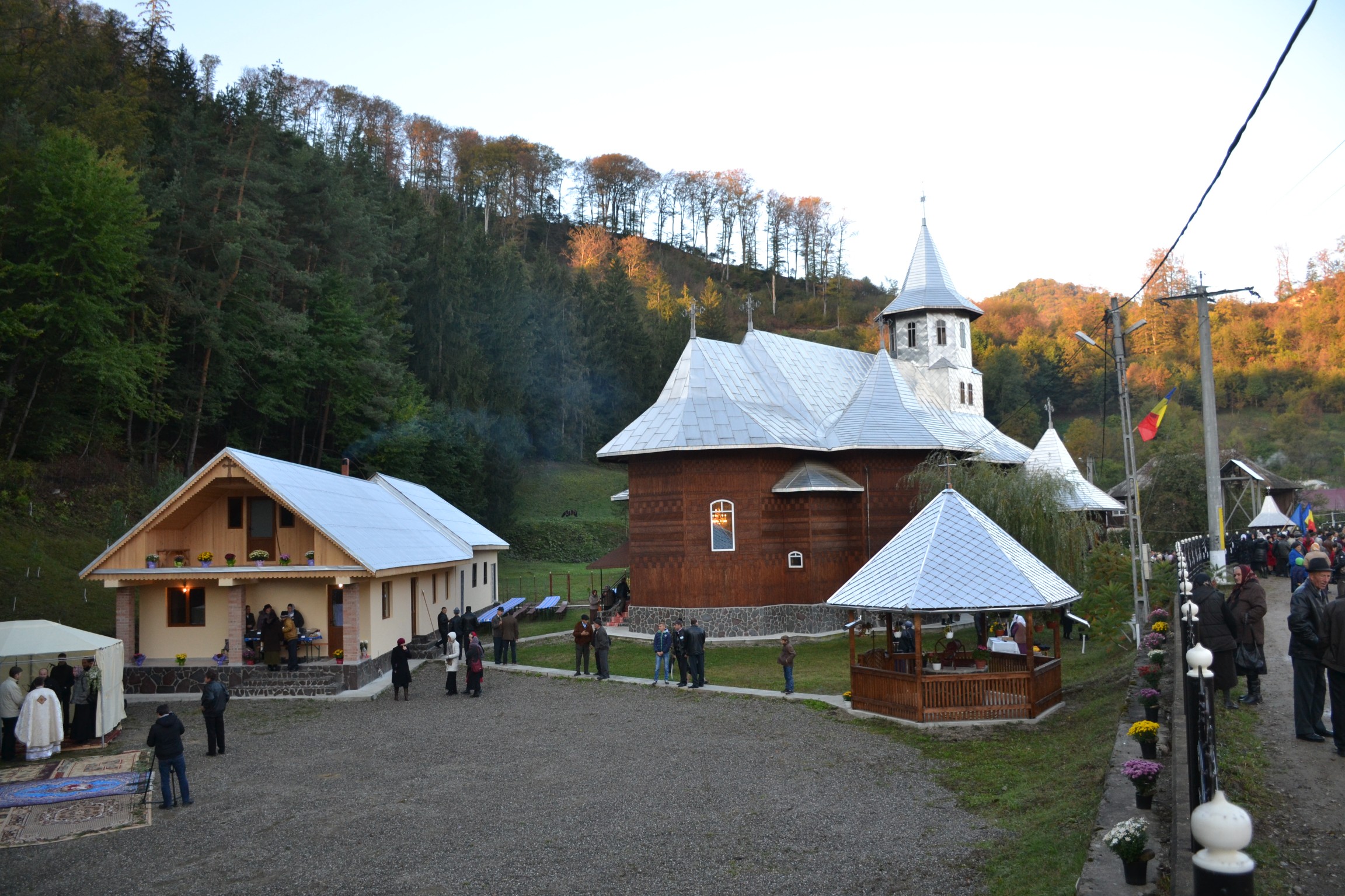 Sfințire de biserică la Piatra Șoimului, după 16 ani de lucrări