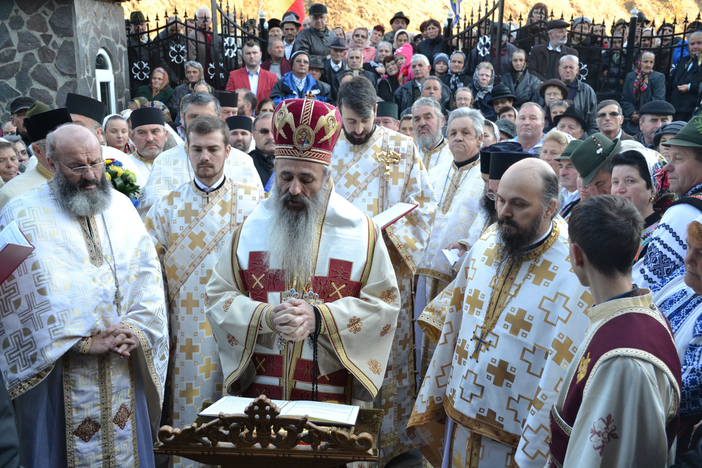 Sfințire de biserică la Piatra Șoimului, după 16 ani de lucrări Sfințire de biserică la Piatra Șoimului, după 16 ani de lucrări