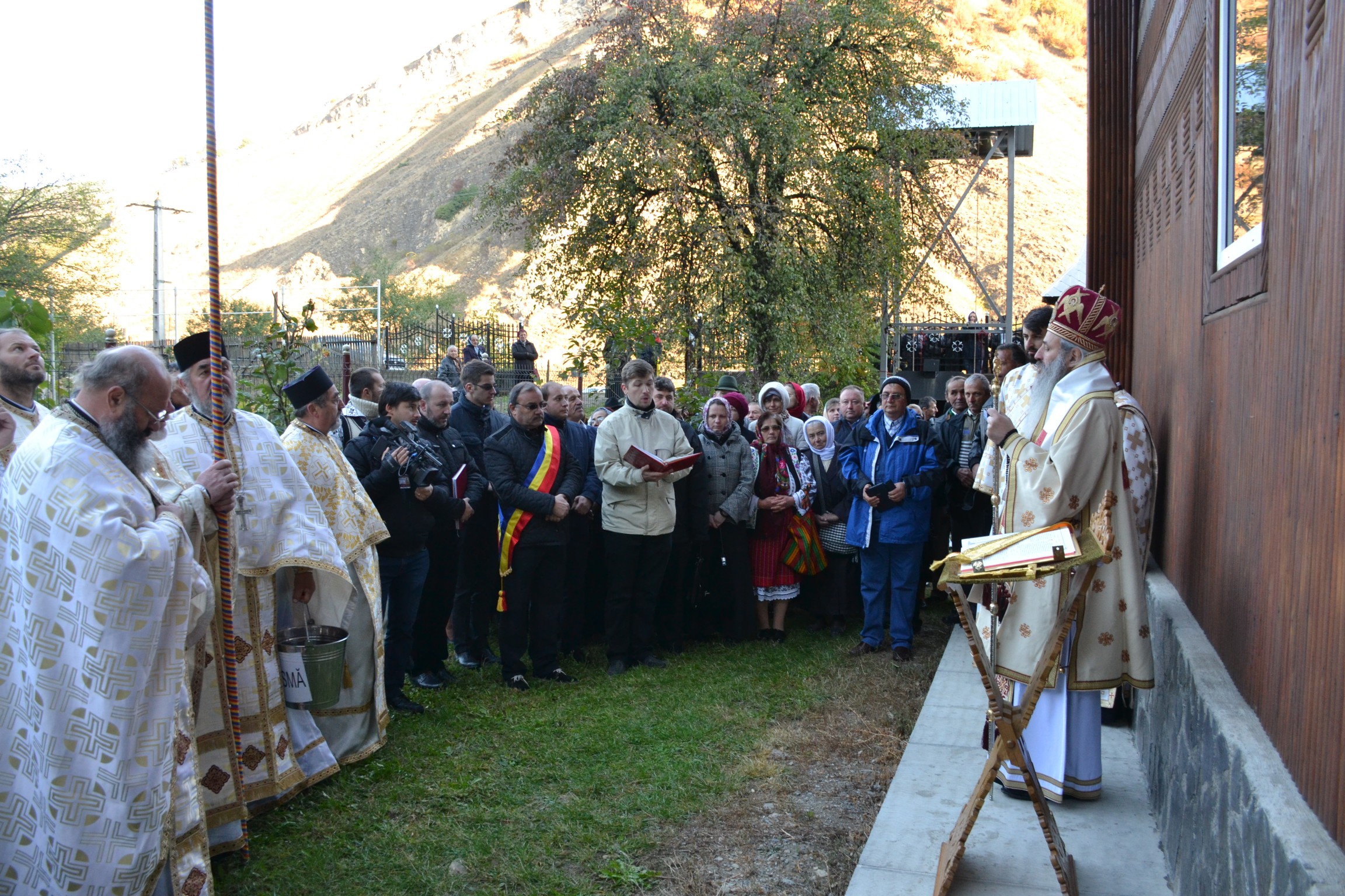 Sfințire de biserică la Piatra Șoimului, după 16 ani de lucrări Sfințire de biserică la Piatra Șoimului, după 16 ani de lucrări