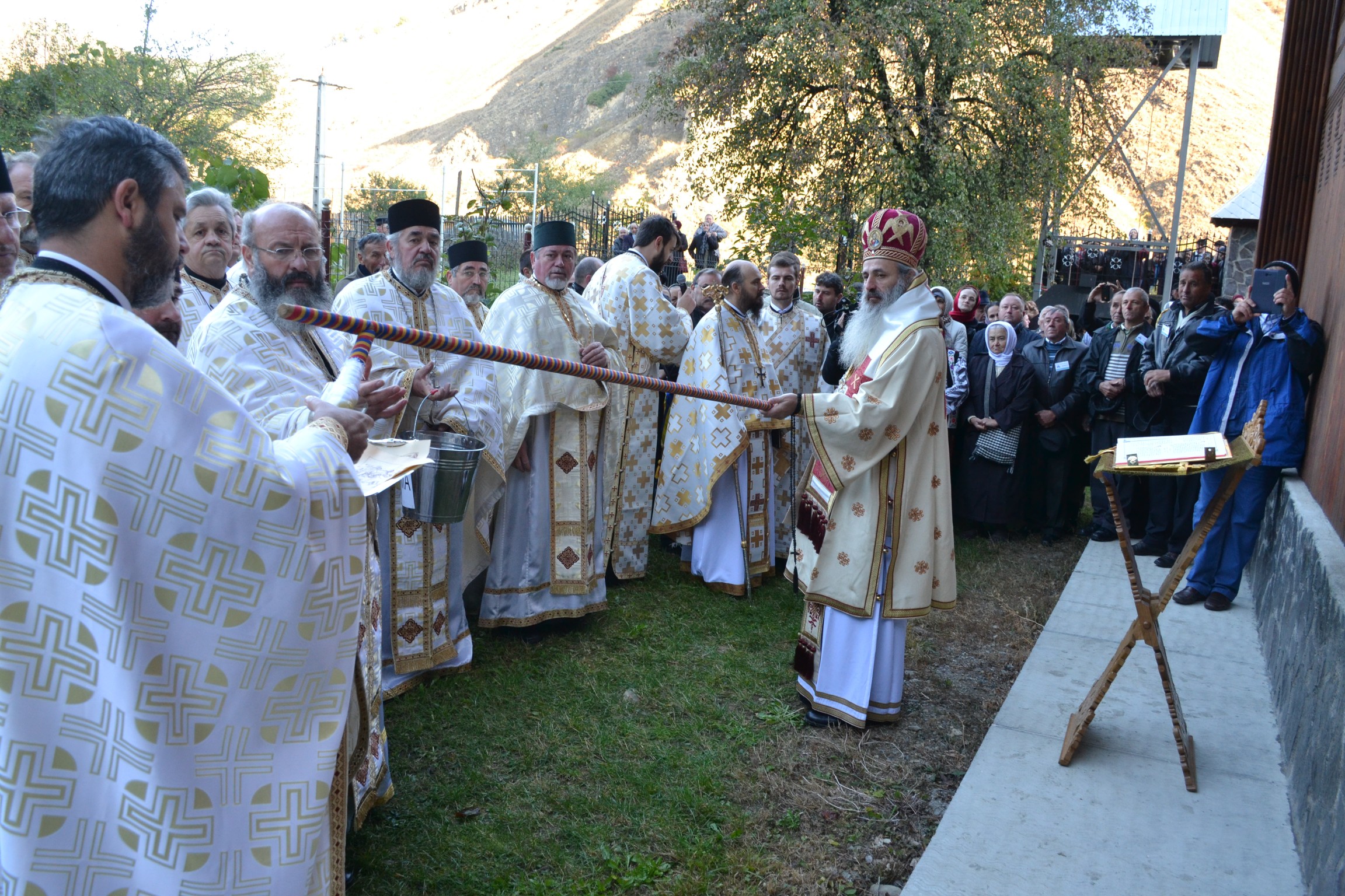 Sfințire de biserică la Piatra Șoimului, după 16 ani de lucrări Sfințire de biserică la Piatra Șoimului, după 16 ani de lucrări