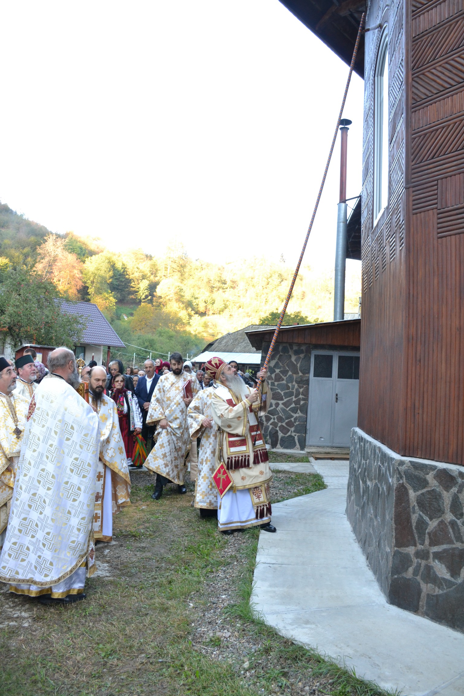 Sfințire de biserică la Piatra Șoimului, după 16 ani de lucrări Sfințire de biserică la Piatra Șoimului, după 16 ani de lucrări