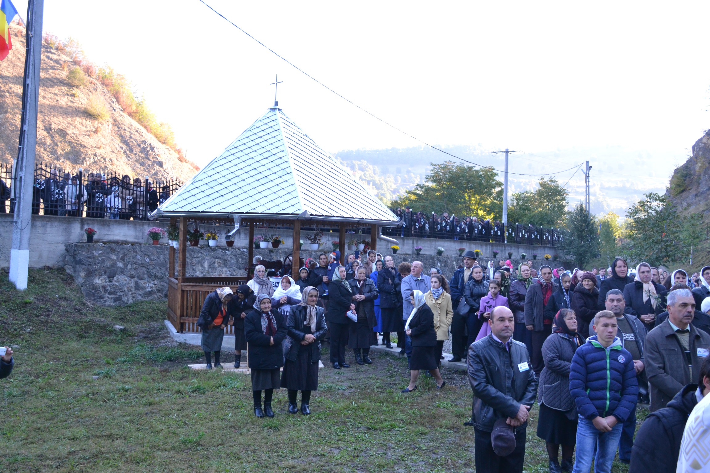 Sfințire de biserică la Piatra Șoimului, după 16 ani de lucrări Sfințire de biserică la Piatra Șoimului, după 16 ani de lucrări