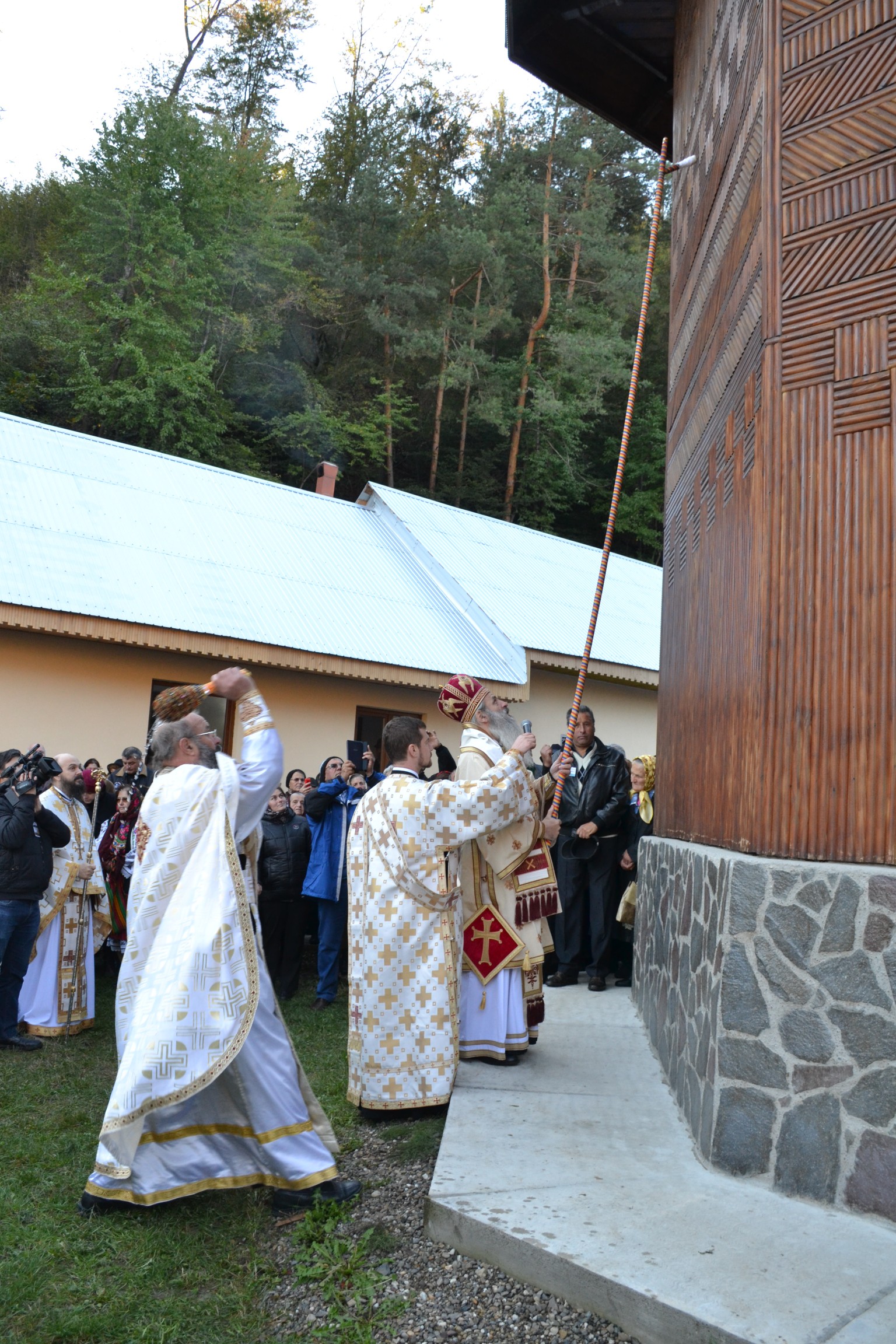 Sfințire de biserică la Piatra Șoimului, după 16 ani de lucrări Sfințire de biserică la Piatra Șoimului, după 16 ani de lucrări