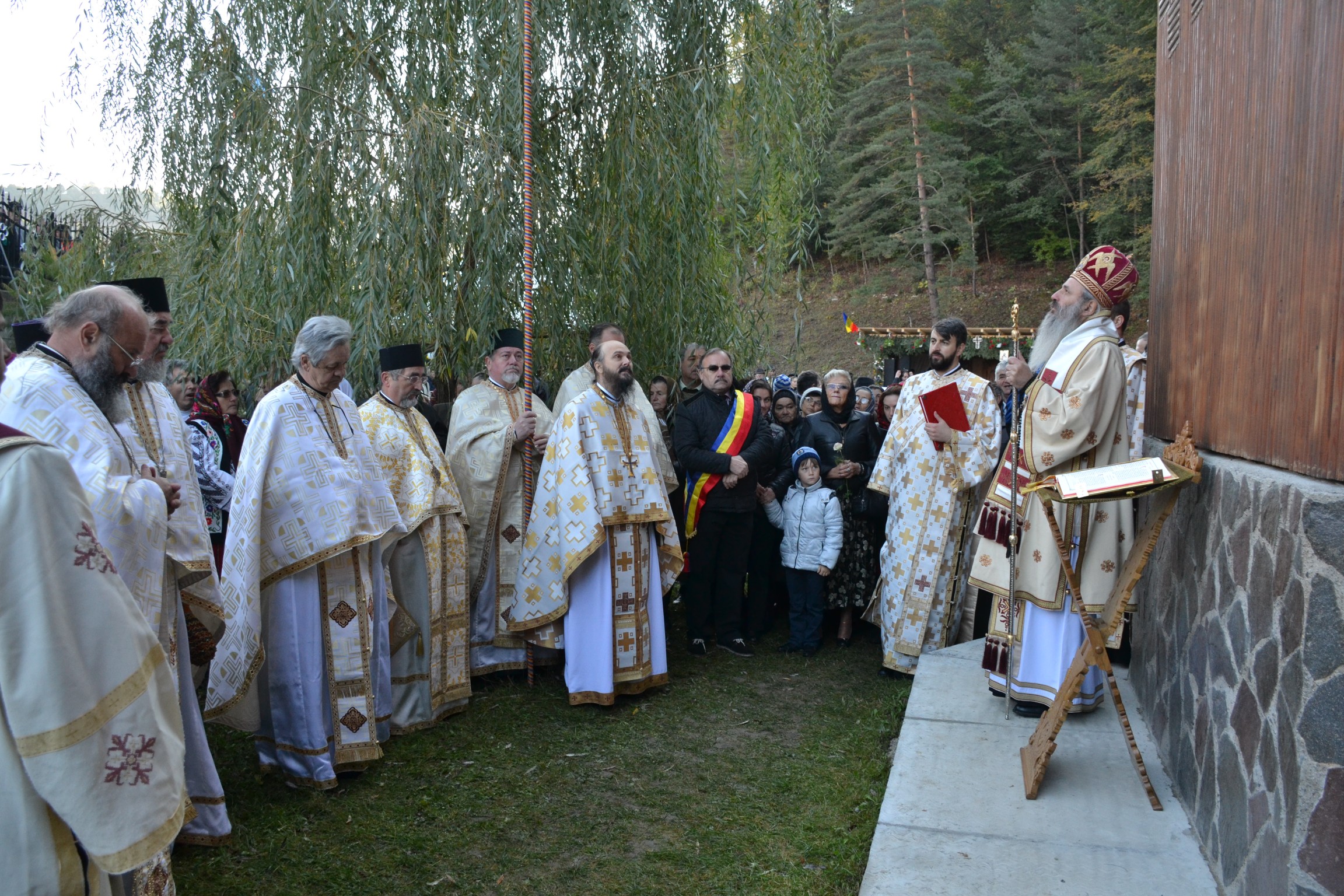 Sfințire de biserică la Piatra Șoimului, după 16 ani de lucrări Sfințire de biserică la Piatra Șoimului, după 16 ani de lucrări