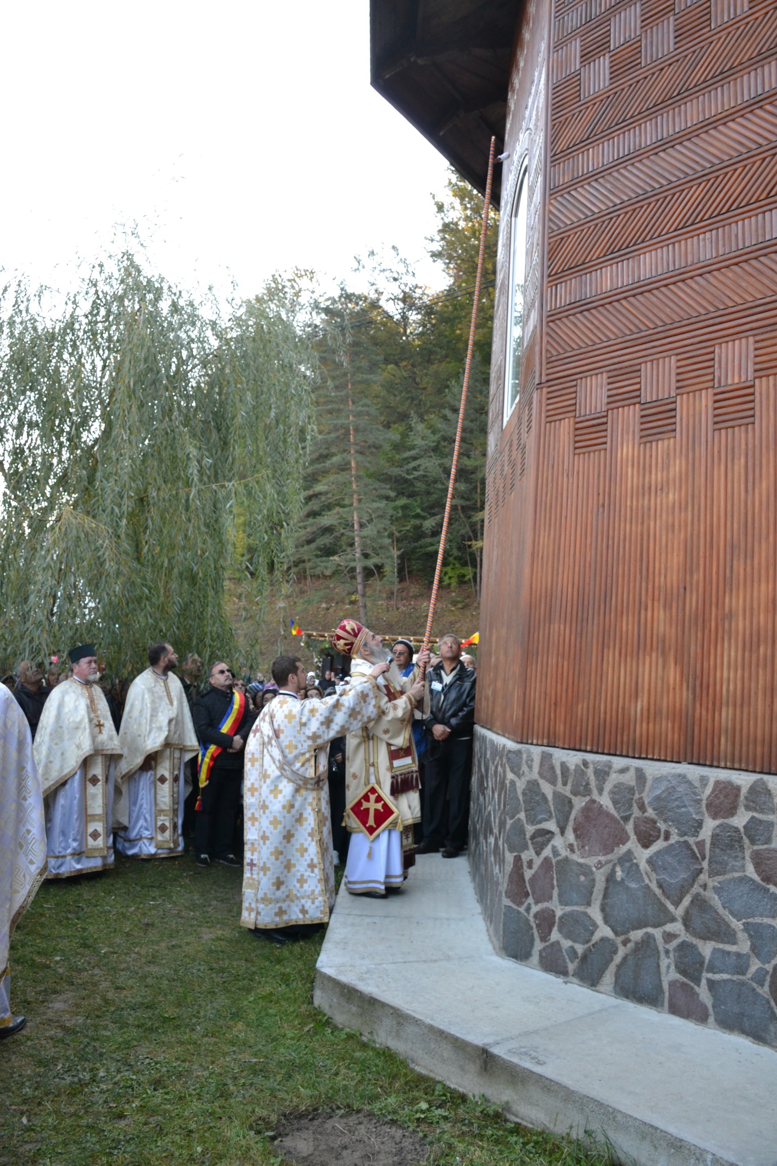 Sfințire de biserică la Piatra Șoimului, după 16 ani de lucrări Sfințire de biserică la Piatra Șoimului, după 16 ani de lucrări