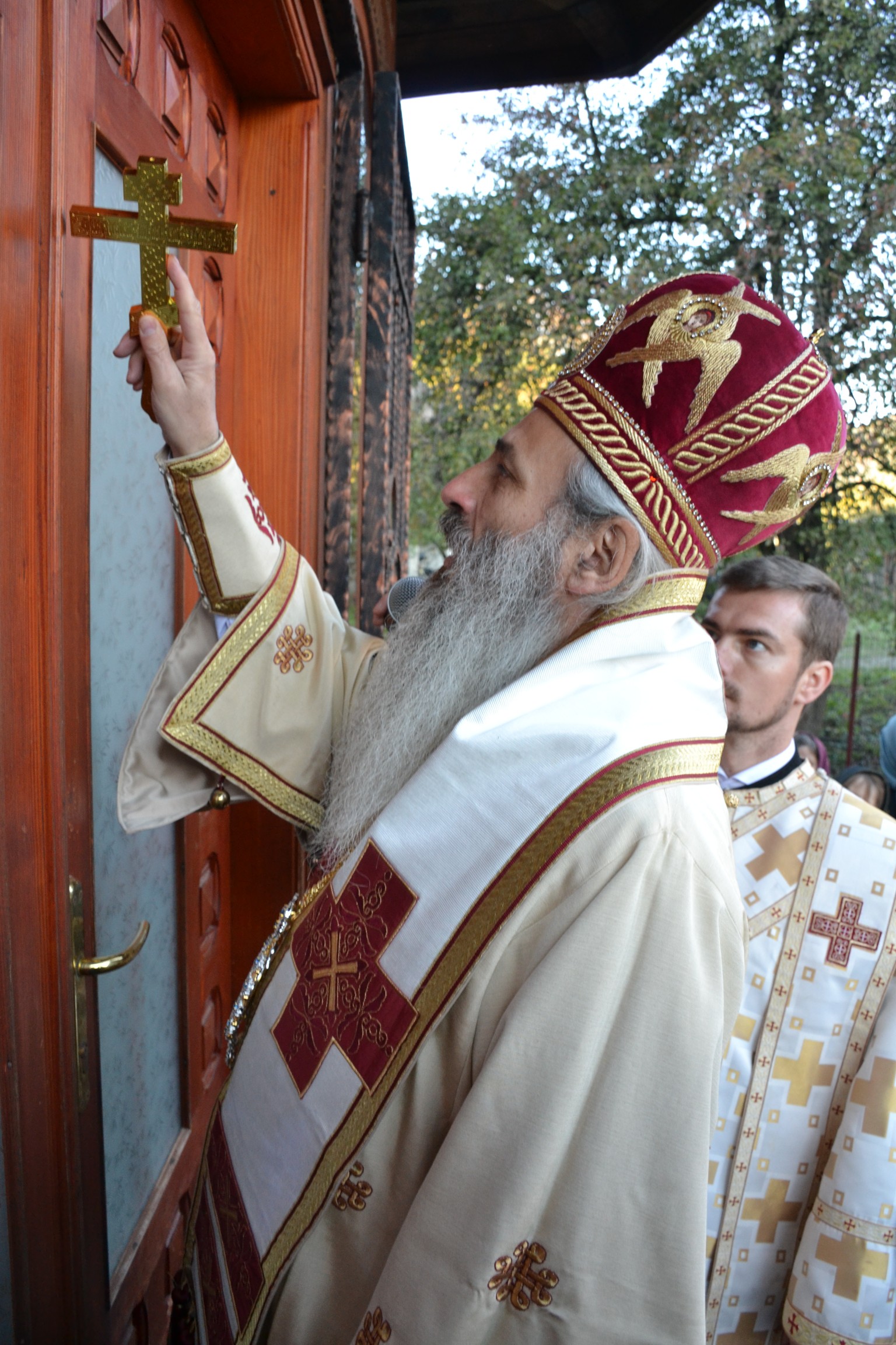 Sfințire de biserică la Piatra Șoimului, după 16 ani de lucrări Sfințire de biserică la Piatra Șoimului, după 16 ani de lucrări