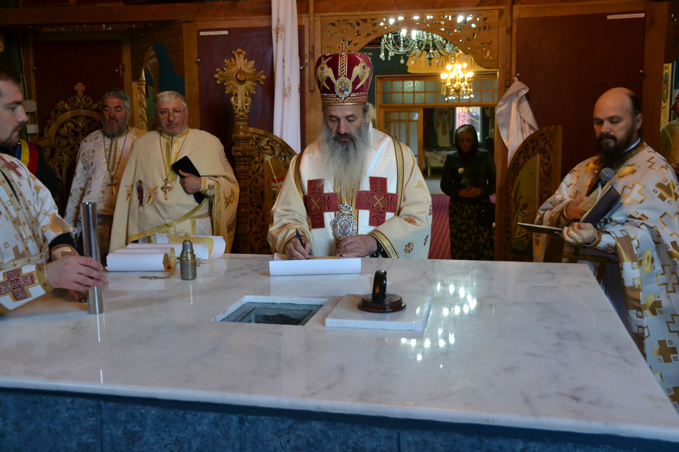 Sfințire de biserică la Piatra Șoimului, după 16 ani de lucrări Sfințire de biserică la Piatra Șoimului, după 16 ani de lucrări