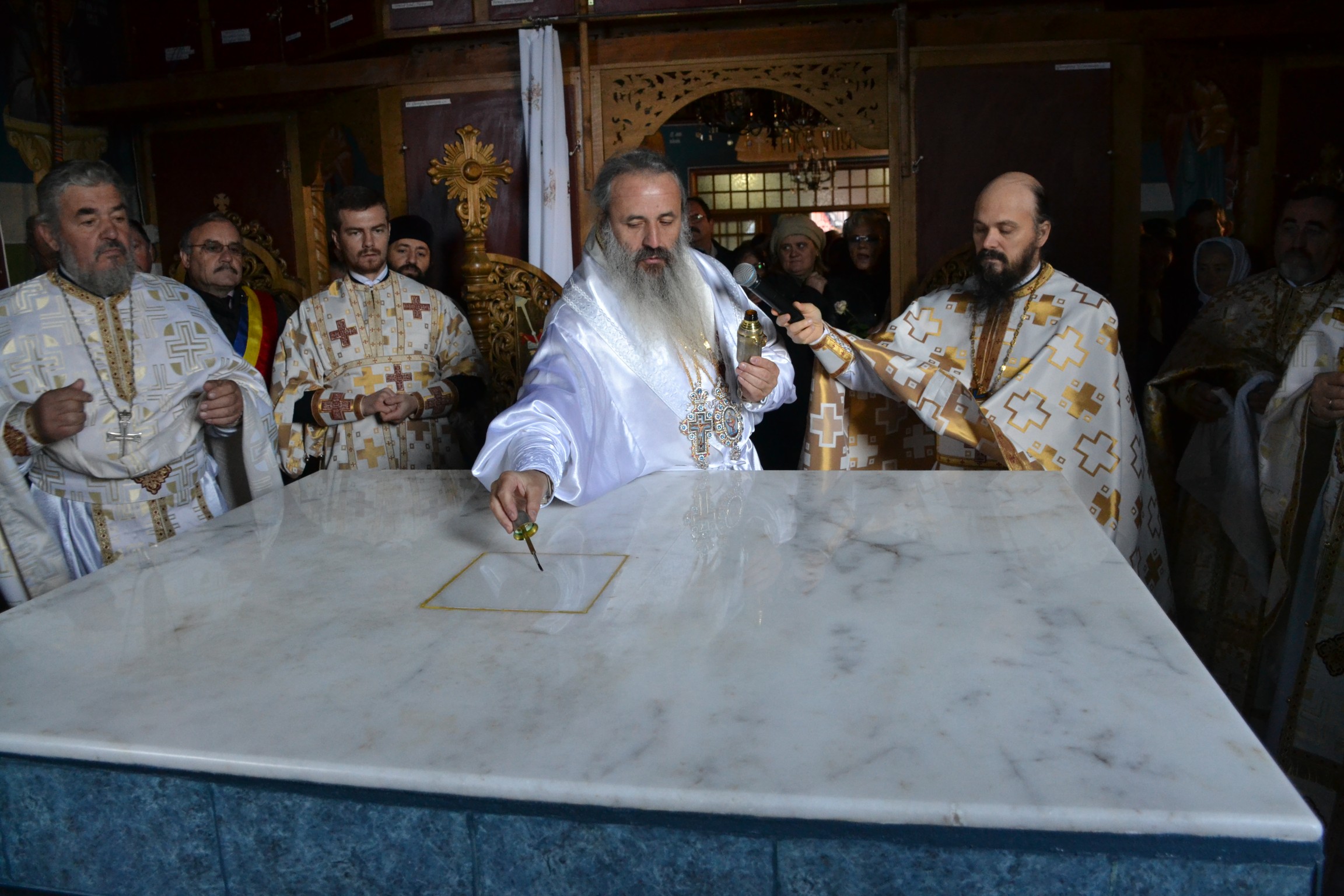 Sfințire de biserică la Piatra Șoimului, după 16 ani de lucrări Sfințire de biserică la Piatra Șoimului, după 16 ani de lucrări