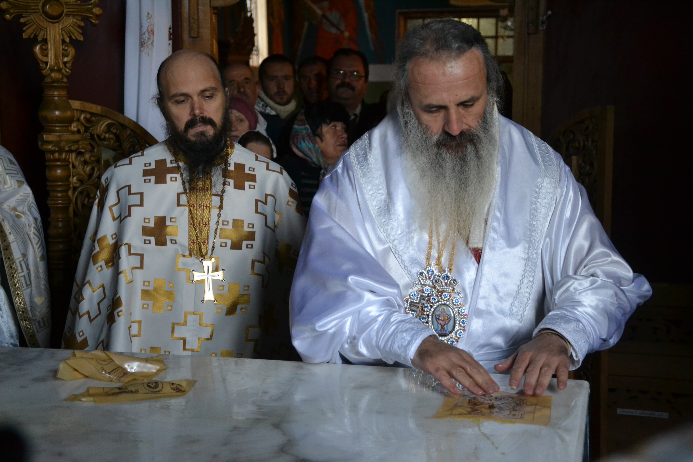 Sfințire de biserică la Piatra Șoimului, după 16 ani de lucrări Sfințire de biserică la Piatra Șoimului, după 16 ani de lucrări