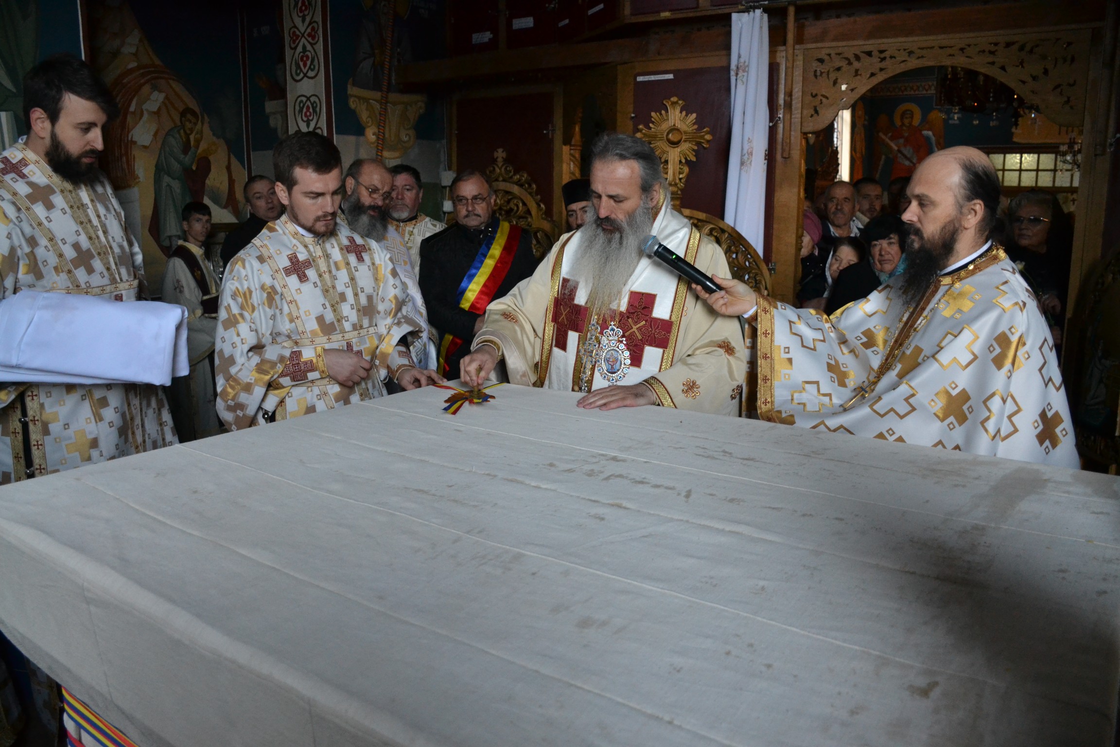 Sfințire de biserică la Piatra Șoimului, după 16 ani de lucrări Sfințire de biserică la Piatra Șoimului, după 16 ani de lucrări