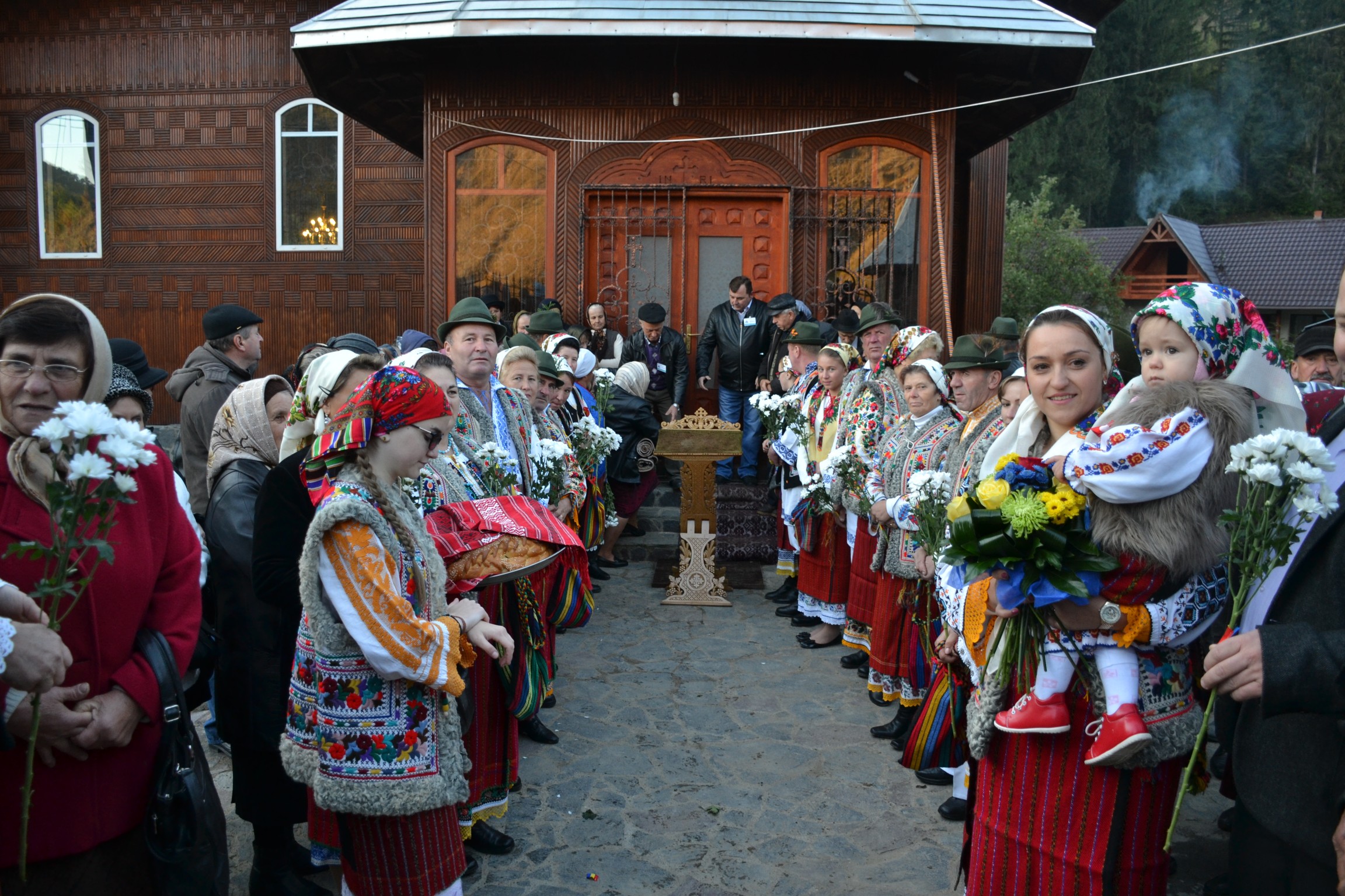 Sfințire de biserică la Piatra Șoimului, după 16 ani de lucrări Sfințire de biserică la Piatra Șoimului, după 16 ani de lucrări