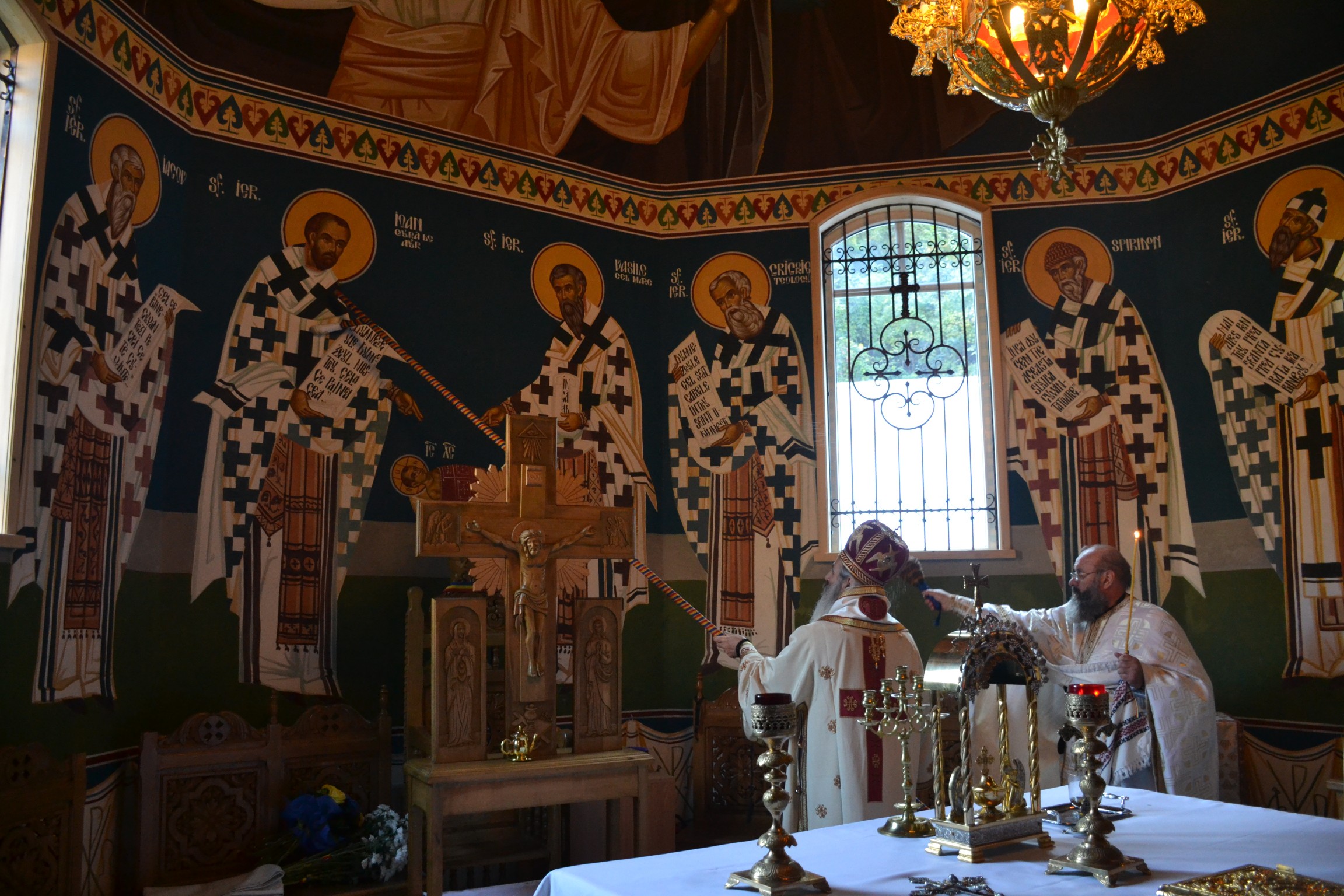 Sfințire de biserică la Piatra Șoimului, după 16 ani de lucrări Sfințire de biserică la Piatra Șoimului, după 16 ani de lucrări