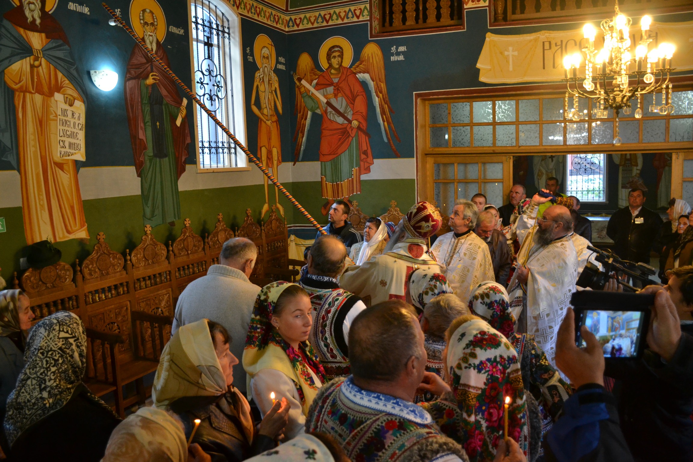 Sfințire de biserică la Piatra Șoimului, după 16 ani de lucrări Sfințire de biserică la Piatra Șoimului, după 16 ani de lucrări