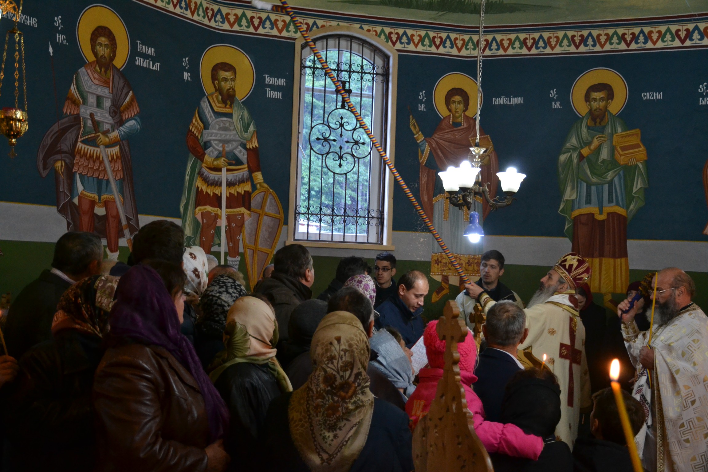 Sfințire de biserică la Piatra Șoimului, după 16 ani de lucrări Sfințire de biserică la Piatra Șoimului, după 16 ani de lucrări