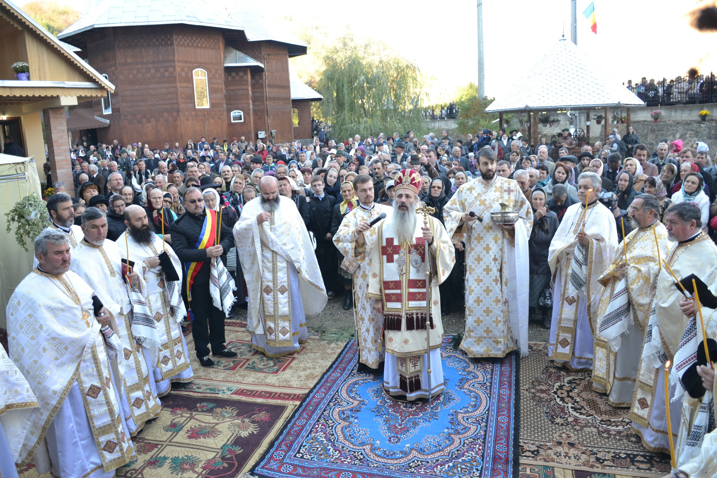 Sfințire de biserică la Piatra Șoimului, după 16 ani de lucrări Sfințire de biserică la Piatra Șoimului, după 16 ani de lucrări
