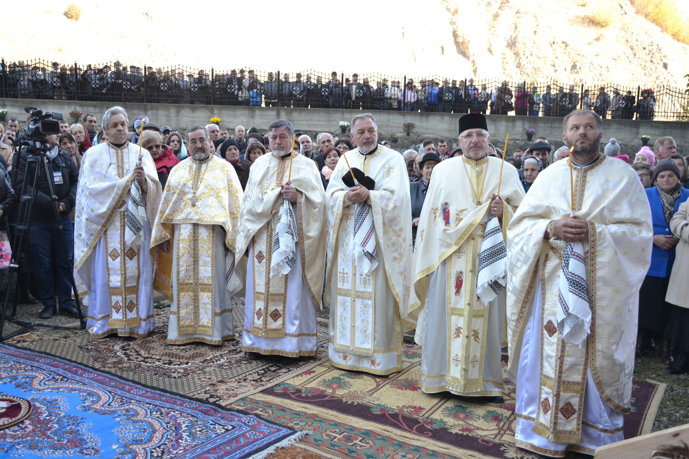 Sfințire de biserică la Piatra Șoimului, după 16 ani de lucrări Sfințire de biserică la Piatra Șoimului, după 16 ani de lucrări
