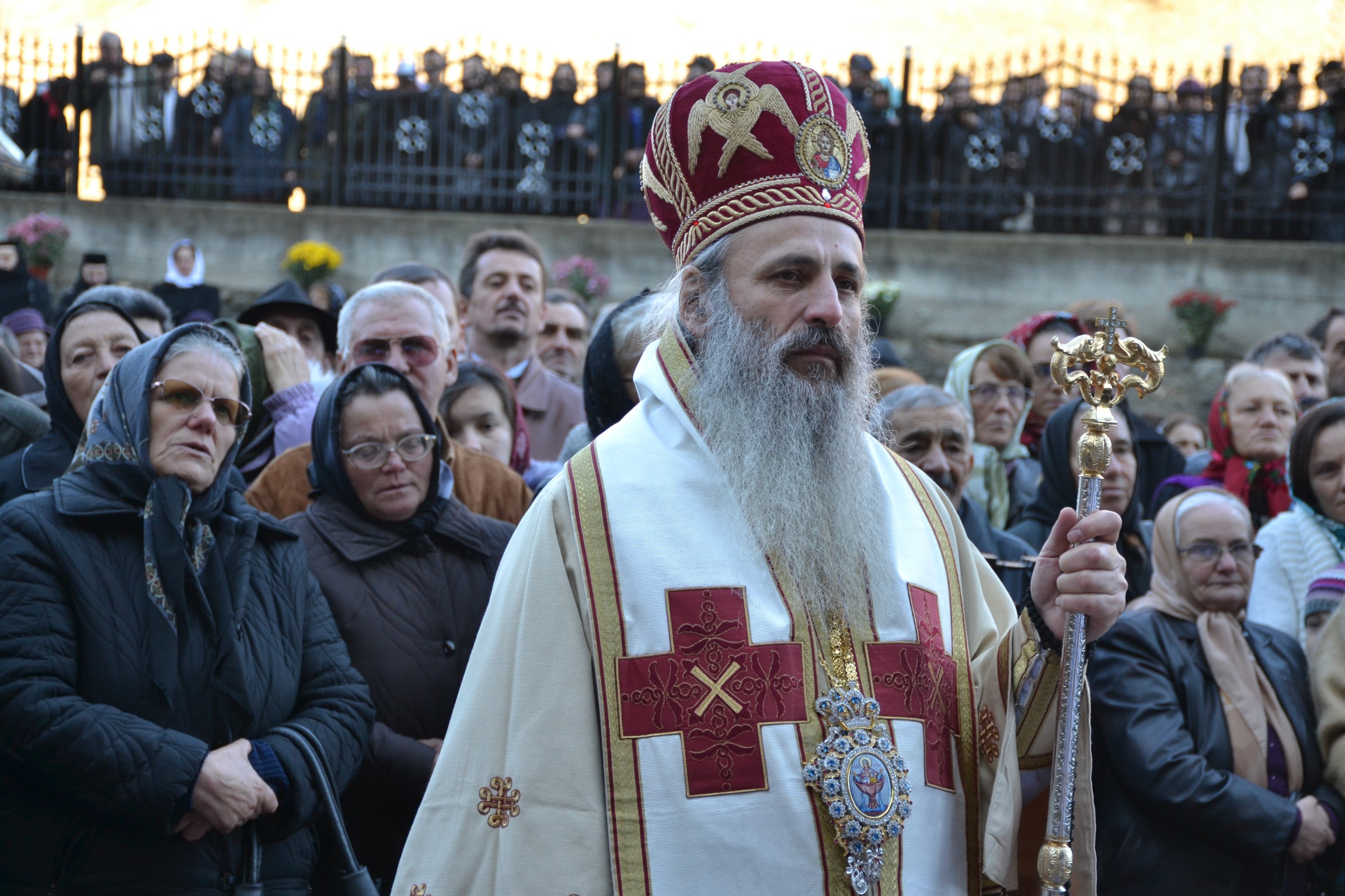 Sfințire de biserică la Piatra Șoimului, după 16 ani de lucrări Sfințire de biserică la Piatra Șoimului, după 16 ani de lucrări