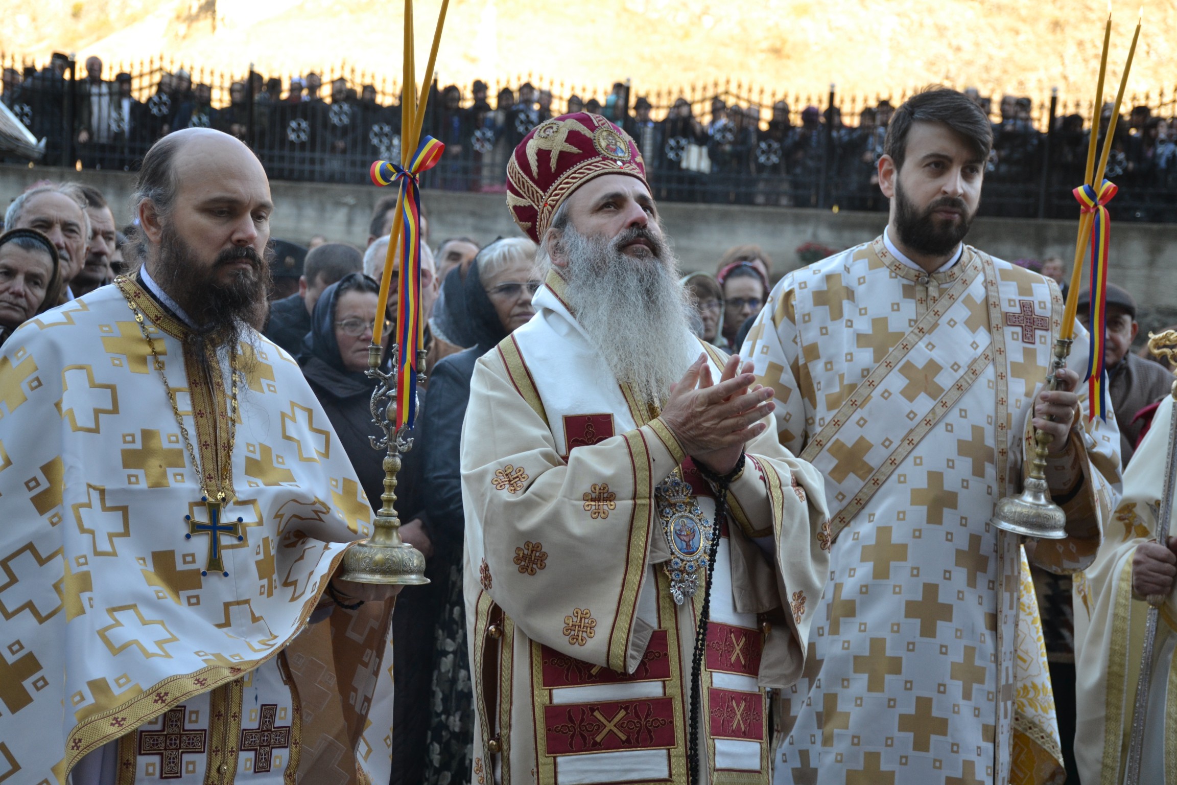 Sfințire de biserică la Piatra Șoimului, după 16 ani de lucrări Sfințire de biserică la Piatra Șoimului, după 16 ani de lucrări