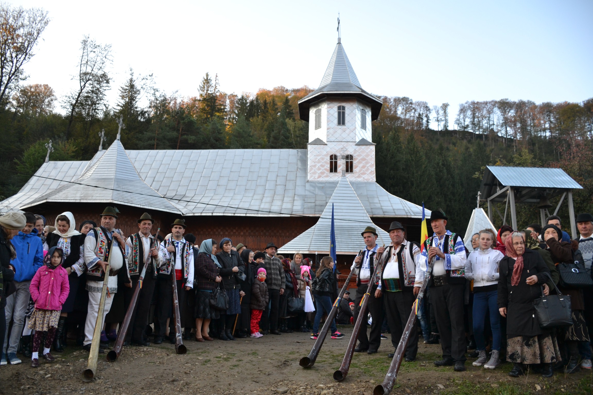 Sfințire de biserică la Piatra Șoimului, după 16 ani de lucrări Sfințire de biserică la Piatra Șoimului, după 16 ani de lucrări